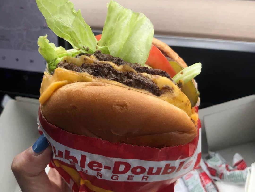 福田淳子さんのインスタグラム写真 - (福田淳子Instagram)「さて、夢の国を早朝（っていうか深夜）に出て帰ってきましたサンフランシスコ。「お腹が空いたー！何か食べたい！」と言っていたらIn-N-Out Burgerのドライブスルーに寄ってくれてくれました。うれし。  はじめてDOUBLE-DOUBLE（パティとチーズ2枚ずつ）を食べてみたけれど、けっこう大変（笑）私が肉々しいバーガーを格闘する隣で、Protein Style （パン抜き。レタスでサンドされてる）を優雅に食べるまりちゃん。  #2019jautumntrip  #wakuwakutripwithmj  #inandoutburger  #doubledouble」1月15日 17時47分 - junjunfukuda