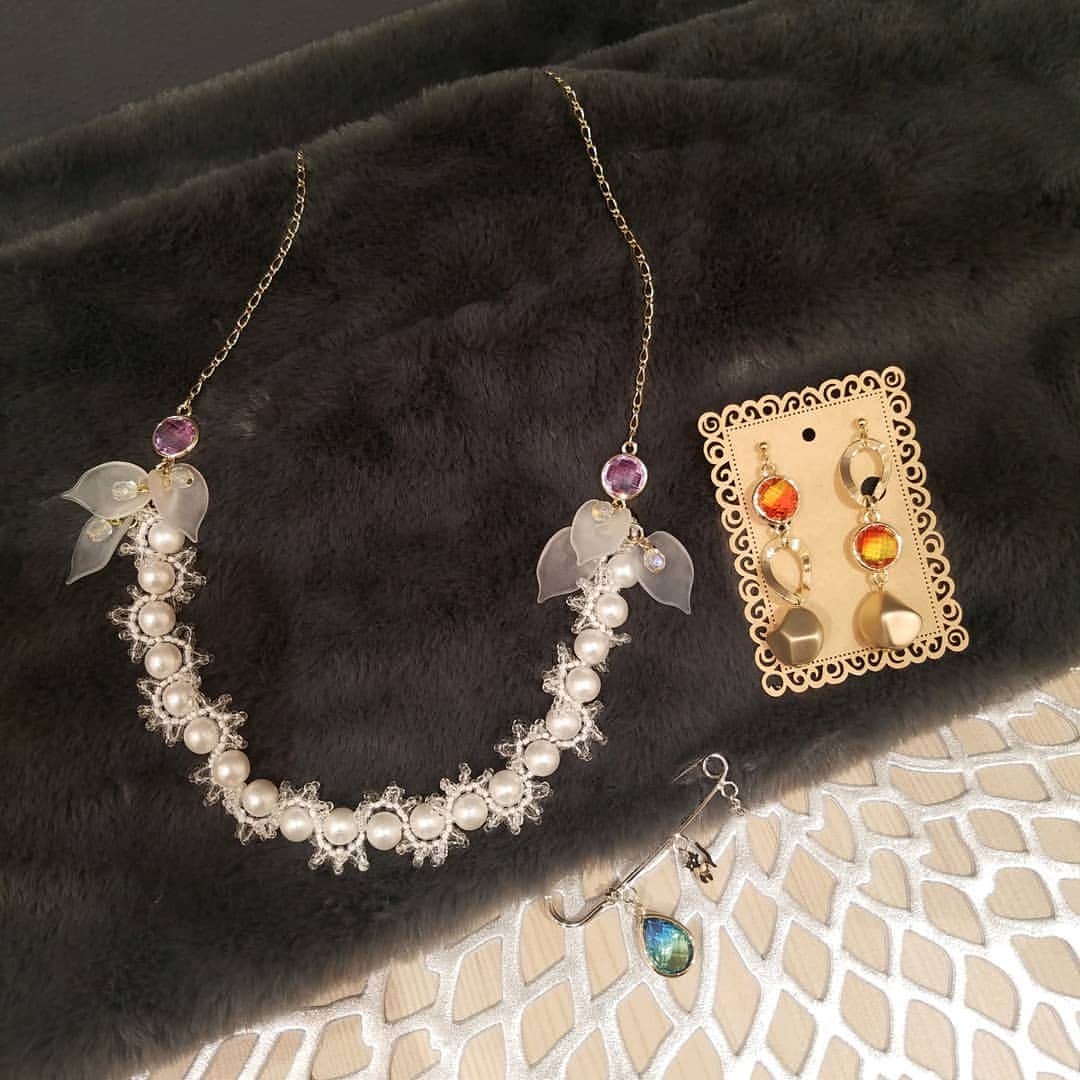 パーツクラブ Partsclub スタッフオリジナル商品さんのインスタグラム写真 - (パーツクラブ Partsclub スタッフオリジナル商品Instagram)「🌸グランエミオ所沢店スタッフ作品です。🌸 ・ ・ 所沢人気パーツを使用して アクセサリーを作りました。 フレームガラス、つなぎパーツ、 大変人気です。新商品のJCジュエリークリップも春ぽくて可愛いです。 ・ ・ ※スタッフ作品のためレシピございません。 ・ 1/18(土):2Fノースプラザにて レジンアクセサリー手作り教室を開催いたします。ピアス、イヤリングもご用意しておりますので、是非ご参加くださいませ。 ・ どなたでも予約不要でご参加いただけます。 ・ 只今、グランエミオ所沢ではクリアランスセールを開催しております。当店も完成品アクセサリーが50%と今の時期、大変お買い得です。合わせてご覧くださいませ。・ ・ 皆様のご来店をスタッフ一同心よりおまちしております。 ・ ・ #partsclub #partsclubグランエミオ所沢 #グランエミオ所沢#フレームガラス#handmade #핸드메이드#レジンアクセサリー #手作り教室#ジュエリークリップ#クリアランスセール開催中 #完成品アクセサリーセール中#액세서리#皆様のご来店おまちしております」1月15日 17時59分 - partsclub_staff