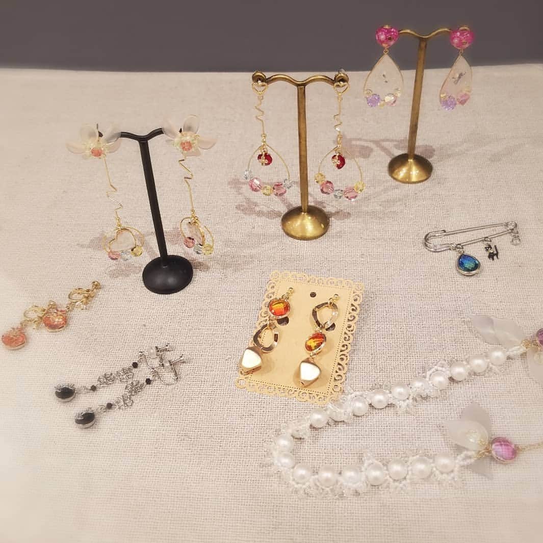 パーツクラブ Partsclub スタッフオリジナル商品さんのインスタグラム写真 - (パーツクラブ Partsclub スタッフオリジナル商品Instagram)「🌸グランエミオ所沢店スタッフ作品です。🌸 ・ ・ 所沢人気パーツを使用して アクセサリーを作りました。 フレームガラス、つなぎパーツ、 大変人気です。新商品のJCジュエリークリップも春ぽくて可愛いです。 ・ ・ ※スタッフ作品のためレシピございません。 ・ 1/18(土):2Fノースプラザにて レジンアクセサリー手作り教室を開催いたします。ピアス、イヤリングもご用意しておりますので、是非ご参加くださいませ。 ・ どなたでも予約不要でご参加いただけます。 ・ 只今、グランエミオ所沢ではクリアランスセールを開催しております。当店も完成品アクセサリーが50%と今の時期、大変お買い得です。合わせてご覧くださいませ。・ ・ 皆様のご来店をスタッフ一同心よりおまちしております。 ・ ・ #partsclub #partsclubグランエミオ所沢 #グランエミオ所沢#フレームガラス#handmade #핸드메이드#レジンアクセサリー #手作り教室#ジュエリークリップ#クリアランスセール開催中 #完成品アクセサリーセール中#액세서리#皆様のご来店おまちしております」1月15日 17時59分 - partsclub_staff