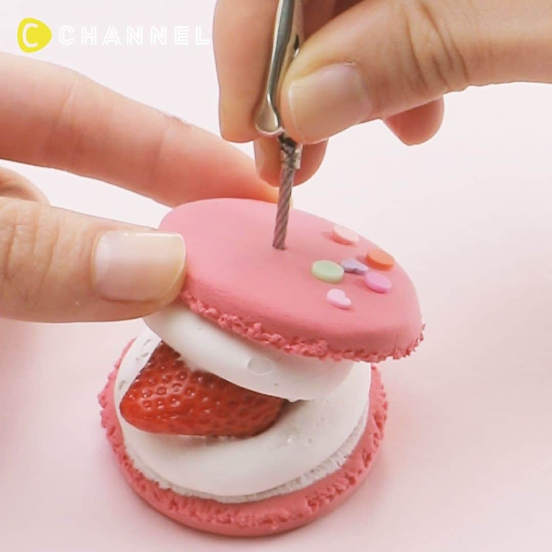 C CHANNEL-Art&Studyのインスタグラム：「🍓DIY Macaron Sandwich Memo Holder💖 🍓女子の心を鷲掴み♡話題の韓国マカロンが可愛い💖 . 🎨Follow me👉 @cchannel_artandstudy 🎵 💡Check👉 @cchannel_girls 🎶 📲C CHANNELのアプリもよろしくお願いします💕 . creator：勝又美蘭　Instagram @fantasia_miran . [Things to prepare] ・ Resin clay ・ The master of color clay (strawberry) ・press ・ Cookie type round ・toothpick ・ Baby oil ・mold ・ Decoration color strawberry syrup ・ Whipped clay ・ Whip bag ・ Base ・ Memo clip ・ Decoration parts . [Steps] 1. Color the clay. 2. Flatten with a press. 3. Pull out with a round shape. 4. Make a with a toothpick. 5. Spread the baby oil in the mold. 6. Put clay and mold. 7. Color with a brush. 8. Put the whipped clay in the whipped bag. 9. Squeeze the silicone whip on the macaroons and place the strawberries. 10. Squeeze the whip and sandwich with macaroons. 11. Glue the deco parts. 12. Completed with a memo clip. . 可愛すぎる韓国マカロン「トゥンカロン」が大人気！ ぽてっとしたクリームとボリューム満点の大きさが魅力的ですね♡ メモスタンドにしておひとついかが？ . 【用意するもの】 ・樹脂粘土 ・カラー粘土の達人 いちご ・プレス ・クッキー型 丸 ・爪楊枝 ・ベビーオイル ・モールド ・デコレーションカラー イチゴシロップ ・ホイップ粘土 ・ホイップ袋 ・口金 ・メモクリップ ・デコパーツ . 【作り方】 1.粘土を着色する。 2.プレスで平らにする。 3.丸型で抜く。 4.爪楊枝でピエを作る。 5.モールドにベビーオイルを広げる。 6.粘土をおいて成形する。 7.筆で着色する。 8.ホイップ袋にホイップ粘土を入れる。 9.マカロンにホイップを絞っていちごをのせる。 10.さらにホイップを絞ってマカロンで挟む。 11.デコパーツを接着する。 12.メモクリップをさして完成。 . . #DIY#doityourself#diyideas#crafts#crafting#instacraft#crafter#crafty#handmade#handcrafted#handmadecrafts#handmadeaccessories#ручнаяработа#ideas#resin#resinart#resina#Fantastic#incredible#creative#heart#howto#tutorial#tips#miniature##clayart#macaron#fakefood」