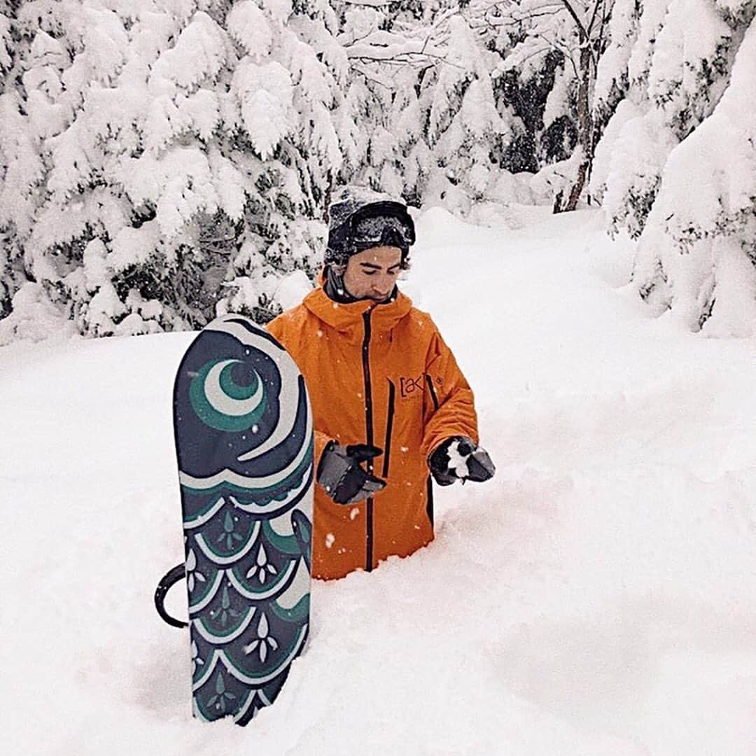のインスタグラム：「水を……ではなく粉雪を得た魚状態？ ザック・アラーとFish 3D。 #Winter2020Burton #RidingIsTheReason」