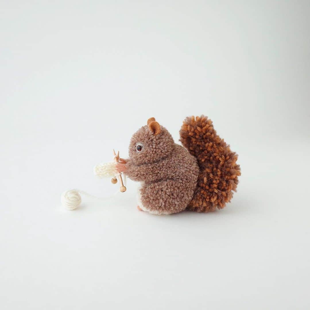 のインスタグラム：「. 編む、リス。  A knitting squirrel. 🧶🐿 . . 思えば、リスは、私が夢中でぽんぽんをつくり始める きっかけとなってくれた動物なのでした。  #リス #アカリス #squirrel #knitting #knittingsquirrel #trikotri #pompom #trikotripompom #動物ぽんぽん #布博2020 #布博in名古屋」