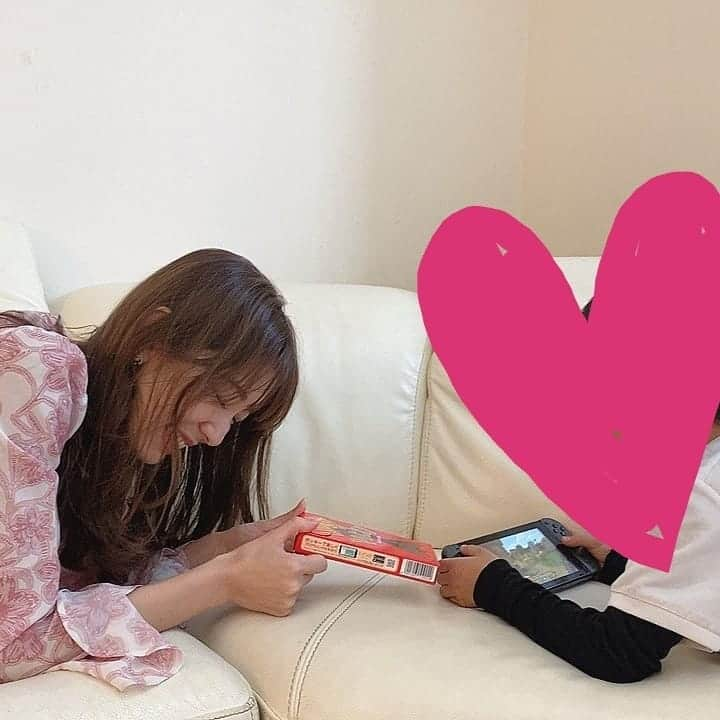 杉山由紀子さんのインスタグラム写真 - (杉山由紀子Instagram)「♥♥ありがとう♥♥ * ハートポッキーでみなさまにハートを✨✨ フォローが4150に💛 近々5000にはしたいな(^^) * 本当に皆さんありがとうございます😌✨ ポッキー5000本とか並べたらすごそ🤔💛 大人でもちょっとワクワクしちゃいそう笑 * * 日々の感謝もハートポッキーでつたえてみた✨ * けいちゃん親子に(^^) 私のよき理解者で、いつもほんとに助けられてる存在。 * ひょんな出会いから知り合ってほんとに今ではかなり仲良し😌 なおにも感謝だな✨✨ * 感謝を忘れない人になりたい。 そして想いを伝えられる人に✨ * * #ポッキー #ハートポッキー #ポッキー何本分 #glico_PR #感謝 #伝えるの大事 #フォロワーのみなさまほんとにありがとうございます」1月15日 23時28分 - yukikosugiyama