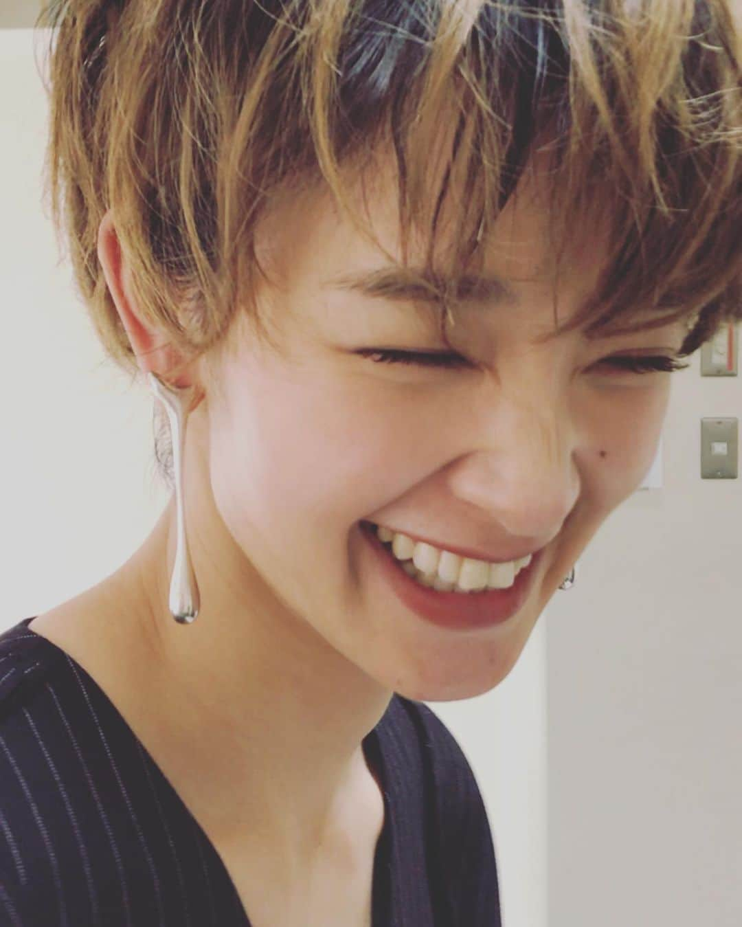 剛力彩芽さんのインスタグラム写真 - (剛力彩芽Instagram)「*** ただいま！ ショート復活、✌️ #ショートヘア  #至近距離 #たまにはね　笑 #みなさん #どっちが好きだった　？  ちなみに、イヤリング @lanaswans_official  さんです♡」1月15日 23時28分 - ayame_goriki_official