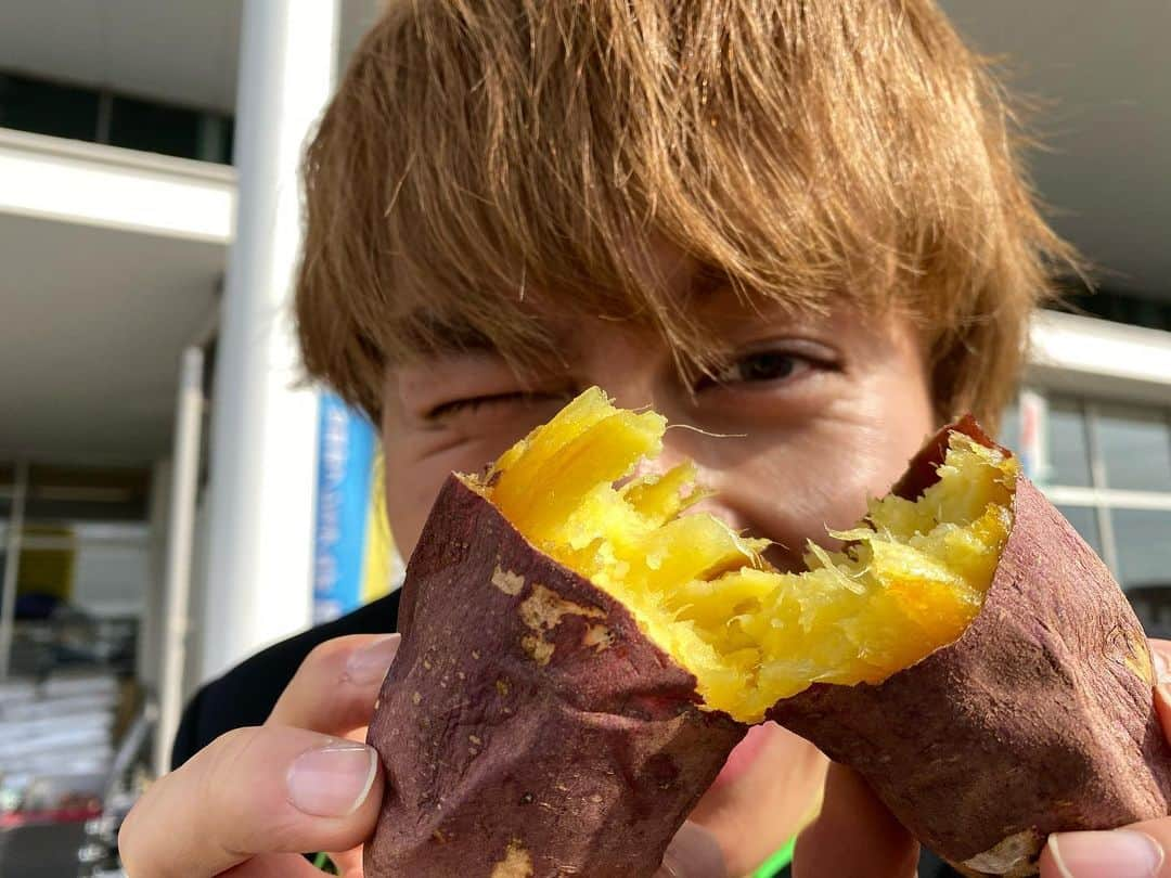 BOYS AND MENさんのインスタグラム写真 - (BOYS AND MENInstagram)「昨日は「ボイメンのあいち農業塾！🥕」と「ボイメンの感動ごはん🍚」のロケ‼️ 今日は「ボイメン体操」のロケでした🌟  #ボイメン #小林豊 #田村侑久 #平松賢人 #強風で髪乱れ #真剣に選ぶ2人」1月15日 23時28分 - boysandmen_official