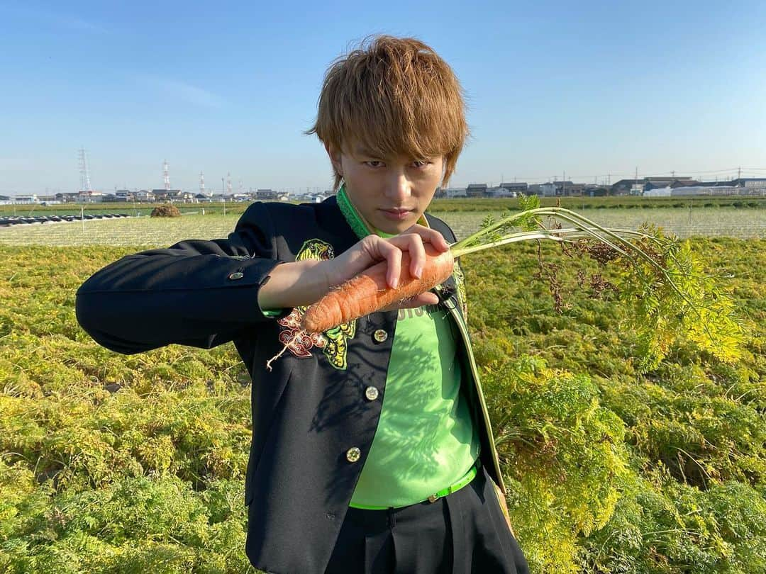 BOYS AND MENさんのインスタグラム写真 - (BOYS AND MENInstagram)「昨日は「ボイメンのあいち農業塾！🥕」と「ボイメンの感動ごはん🍚」のロケ‼️ 今日は「ボイメン体操」のロケでした🌟  #ボイメン #小林豊 #田村侑久 #平松賢人 #強風で髪乱れ #真剣に選ぶ2人」1月15日 23時28分 - boysandmen_official