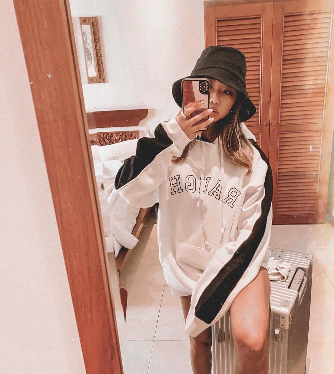 ✷kana✷のインスタグラム：「🧳👟🆕 #raugh_style . . バイカラーかわいい！ メンズライクなフーディーだいすき！ 今日も着てた！笑 @raugh___official  今夜20時〜発売だよ♡ 着用サイズはMです！ . #みんなでraugh」