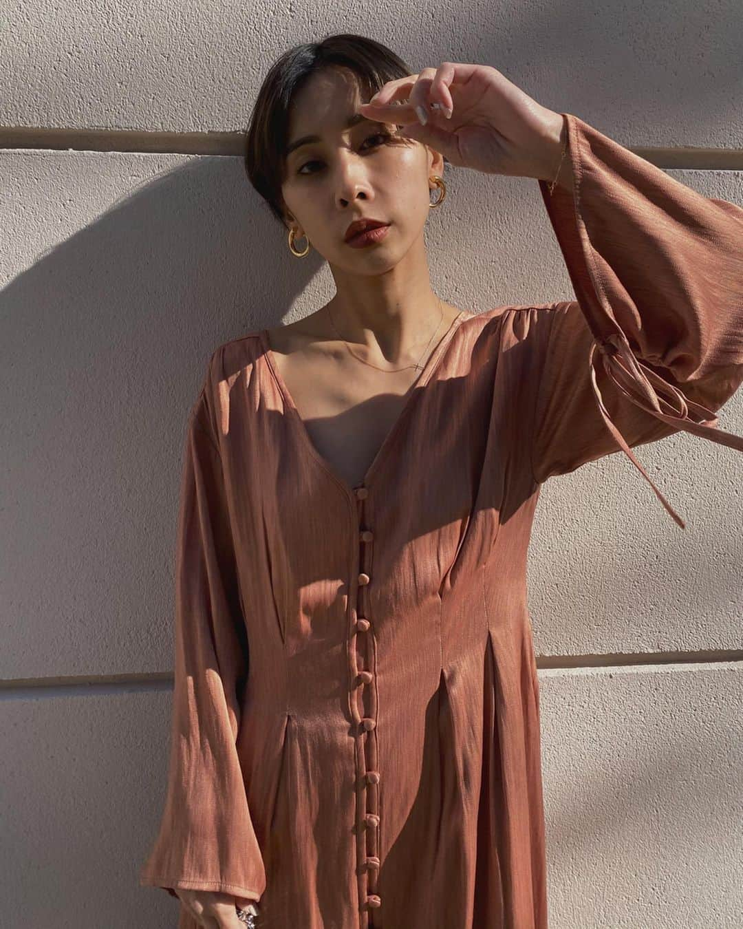 黒石奈央子さんのインスタグラム写真 - (黒石奈央子Instagram)「あめりふく。 . .  TUCK SHAPE DRESS ¥19400+tax 1/17 . . 昨日紹介してかなり反響の良かったワンピース❤️ コーラルカラーがめちゃくちゃ可愛くて色迷うやつ。 .  @ameri_shinjuku @amerivintage @ameri_daikanyama @ameri.shinsaibashi #ameri#amerivintage #fashion #vintagefashion #coordinate#ootd#outfit#osanposnap #705_outfit #大人ファッション #大人コーディネート #大人スタイル #modestyle #modefashion#modecasual」1月15日 17時59分 - blackstone705