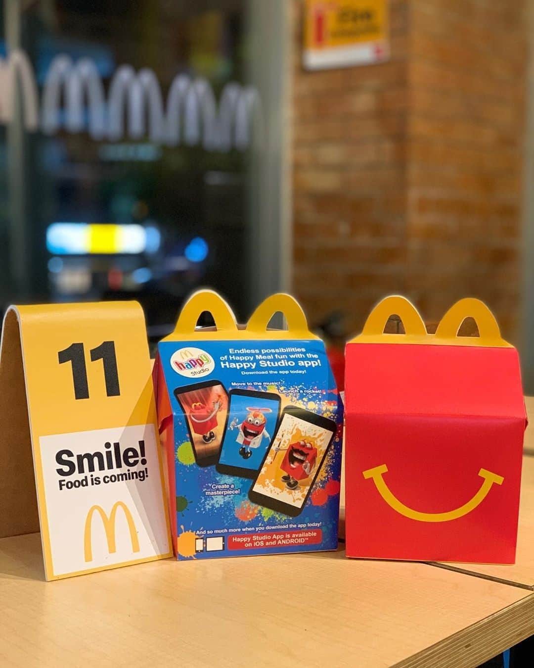 McDonald's Philippinesのインスタグラム：「Had a busy day? Sit back, relax, and have your food delivered to your table in select NXTGEN stores just like @jepoht. 😊」