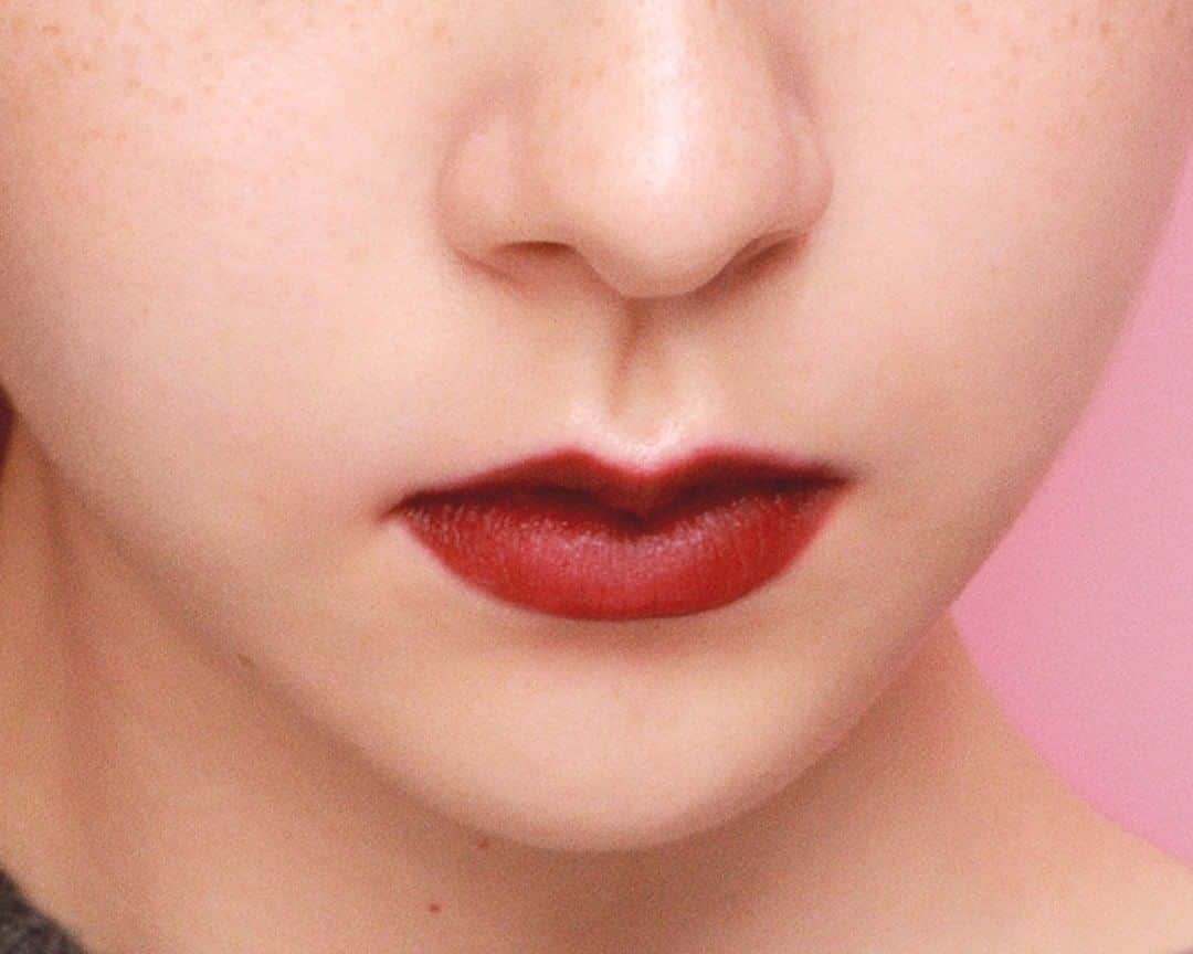 PAUL & JOE BEAUTEさんのインスタグラム写真 - (PAUL & JOE BEAUTEInstagram)「.﻿ ＜Effortless, stylish lips＞﻿ We love a brown lip😻💕 Be it a creamy, full coverage moment or a demi-matte lip crayon, a quick swipe on the lips creates an instant on-trend moment✨ ﻿ One of our favorites tips and tricks?﻿ Using a brown Lip Crayon as a base to instantly add a bit of moodiness and sensuality to any color/look.﻿ ﻿ ーMODEL USEー﻿ ■LIP CRAYON 07 / Chocolat Praline*﻿ (*French for chocolate praline)﻿ Bittersweet chocolate brown﻿ ﻿ ■LIPSTICK N 314 / Squirrel’s tail Warm brown red﻿ ﻿ *Check your local markets for launch dates and availability*﻿・ ・ ・ Check out our new products from our bio❣️・ ﻿ #PaulandJoe #paulandjoebeaute #ポールアンドジョー #lipstick #lipsticklove #lipcrayon #lipliner #semimatte #semimattelipstick #new #nice #good #beautiful #beauty #instagood #リップスティック #リップ #新発売 #新色 #新色リップ #リップクレヨン #リップライナー #セミマット #セミマットリップ #デパコス #春コスメ #リップワンダーランド #lipwonderland」1月15日 18時00分 - paulandjoe_beaute