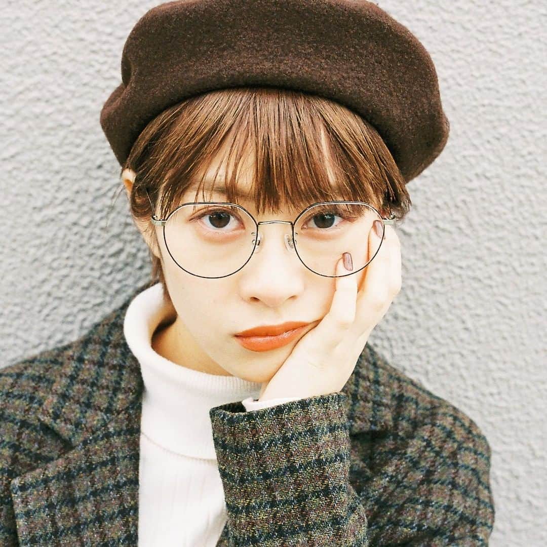 Zoff Officialのインスタグラム：「Zoff CLASSIC Spring Collection / ZF203003_49E1 Model @cona_sebas  チェックジャケットを主役にメンズライクに仕上げたスタイリングには、全体の雰囲気を崩さない細身のフレームのメガネがオススメ。顔になじみやすく、ベレー帽との相性も抜群！ . #Zoff #FASHION #eyewearstyle #メガネ #ゾフ女子 #Zoffコーデ #ZoffCLASSIC #ゾフクラシック」