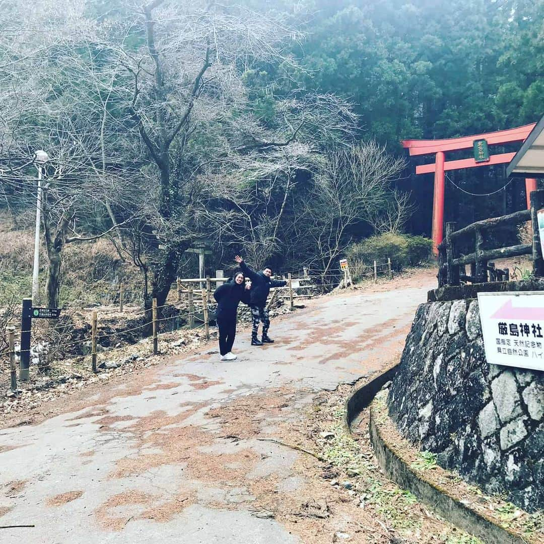 LOVE ME DOさんのインスタグラム写真 - (LOVE ME DOInstagram)「栃木県、名草厳島神社へ  #名草厳島神社 #名草巨石群 #ラブちゃん占い #ラブちゃんパワースポット #LoveMeDo神社巡りの旅  #LoveMeDoパワースポット #巨石巡りの旅  #巨石巡り」1月15日 18時02分 - lovemedo_fortunteller