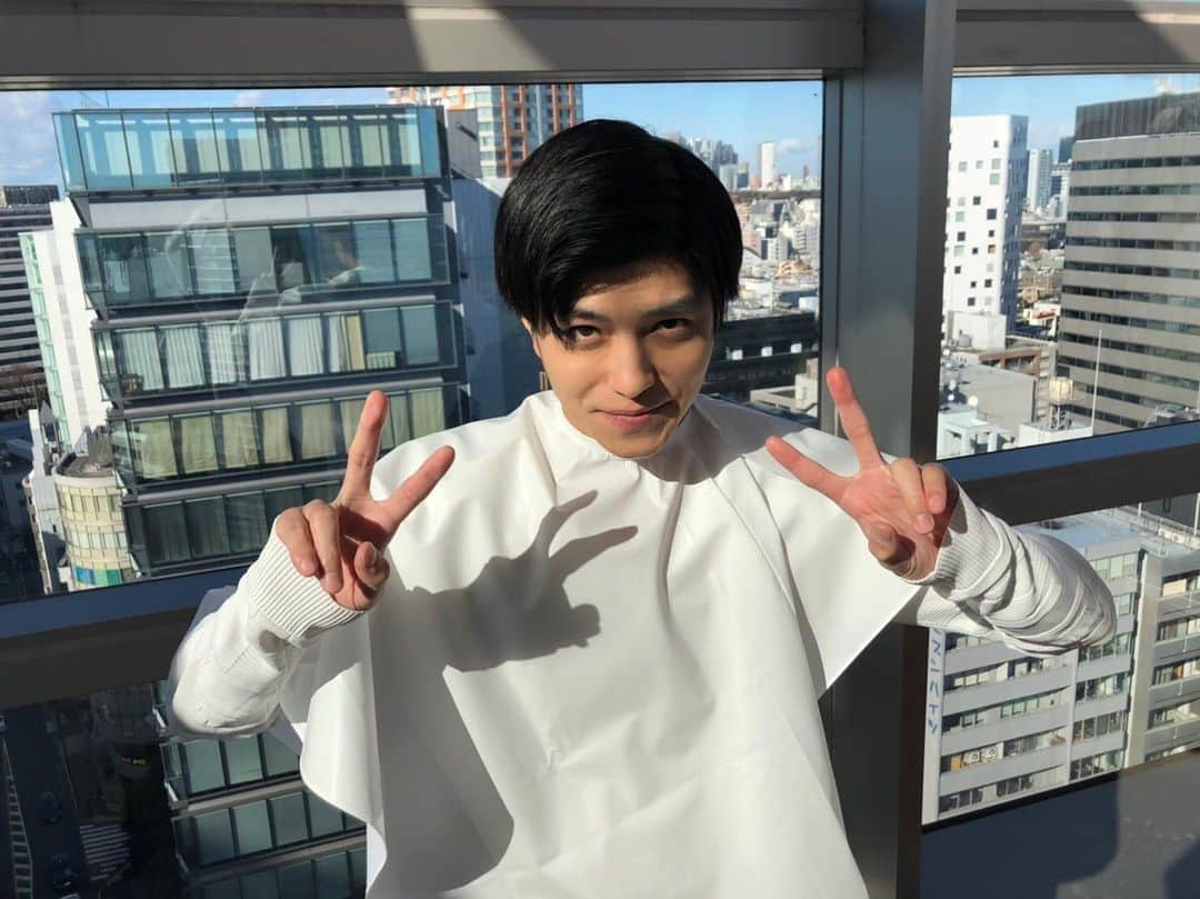桜木那智のインスタグラム：「あっ眩しかったこの時。 お弁当食べる時のスタイル🍱 これならカレーうどんも食べられる。 偶然にも真っ白のやつ。メイクさんさすがです。」