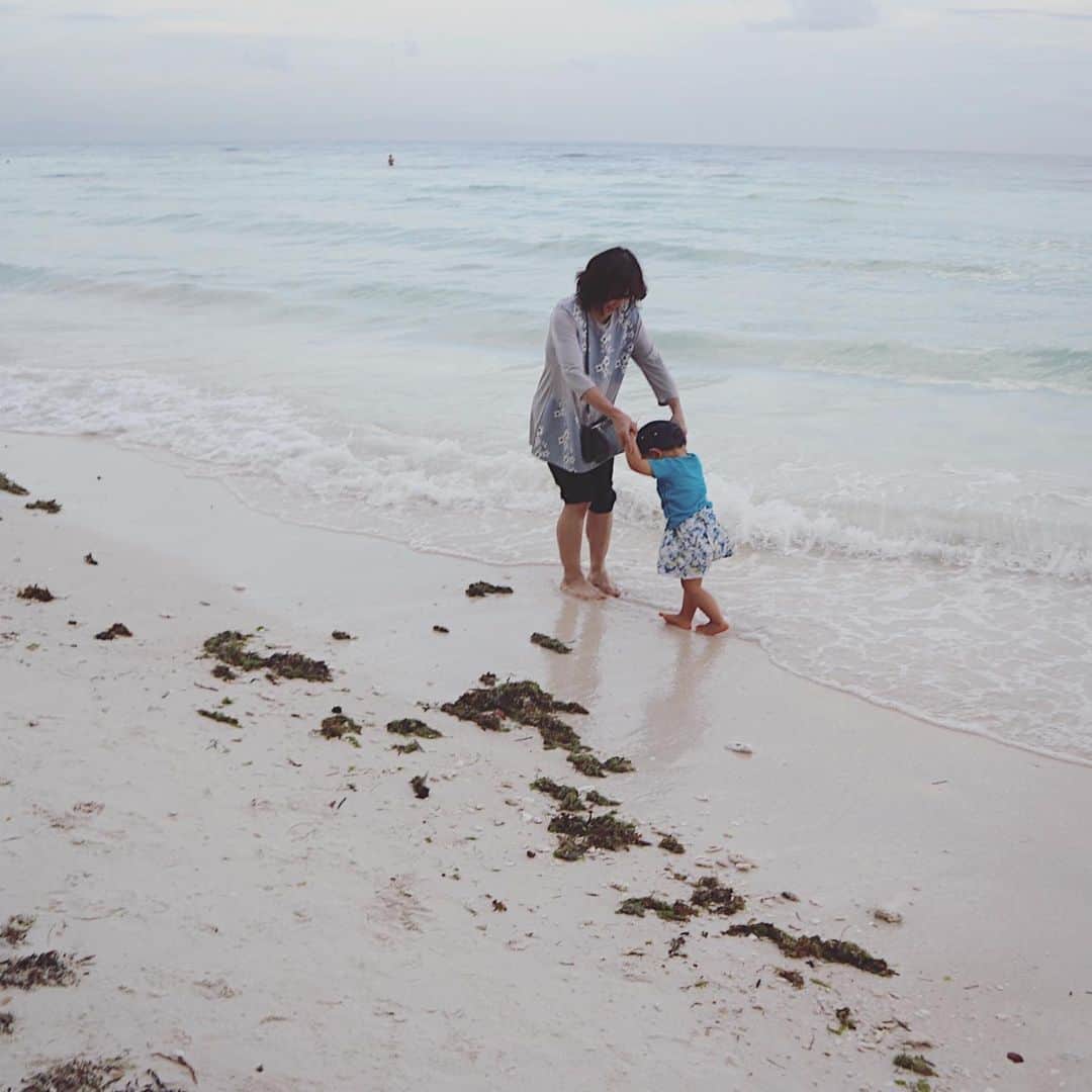Remiさんのインスタグラム写真 - (RemiInstagram)「👶🏻 at Alona Beach in Panglao island🐚🇵🇭 ボホール島の観光の後は、隣接するパングラオ島のアロナビーチへ🏖穴場ビーチでお散歩を楽しみました。  そして今回の旅で、娘がついに歩き始めました👣 最初は3歩くらい、帰る頃には10歩くらいまで歩けるように。ムチムチの足で一歩一歩踏みしめる姿がなんとも愛おしい🥰 生後10ヶ月半。見た目はまだまだ赤ちゃんなのに その成長の早さには驚かされるばかり。 もう少ししたら2人で走り回るようになるんだろうな。(体力つけねば)  #パングラオ島 #アロナビーチ #ボホール島 #セブ子連れ旅 #子連れ旅 #babygirl #0y10m #lovetabimama」1月15日 18時03分 - remi_912