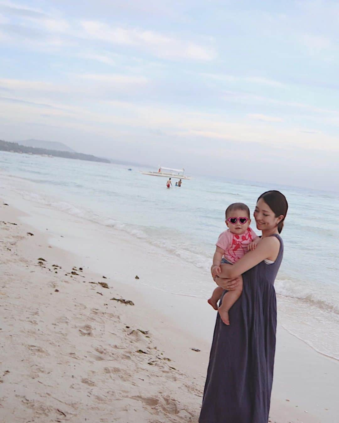 Remiさんのインスタグラム写真 - (RemiInstagram)「👶🏻 at Alona Beach in Panglao island🐚🇵🇭 ボホール島の観光の後は、隣接するパングラオ島のアロナビーチへ🏖穴場ビーチでお散歩を楽しみました。  そして今回の旅で、娘がついに歩き始めました👣 最初は3歩くらい、帰る頃には10歩くらいまで歩けるように。ムチムチの足で一歩一歩踏みしめる姿がなんとも愛おしい🥰 生後10ヶ月半。見た目はまだまだ赤ちゃんなのに その成長の早さには驚かされるばかり。 もう少ししたら2人で走り回るようになるんだろうな。(体力つけねば)  #パングラオ島 #アロナビーチ #ボホール島 #セブ子連れ旅 #子連れ旅 #babygirl #0y10m #lovetabimama」1月15日 18時03分 - remi_912