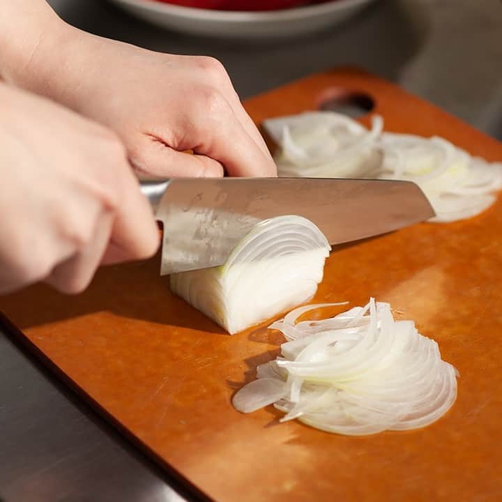 フリーデザインさんのインスタグラム写真 - (フリーデザインInstagram)「. 良い道具を使うと、それだけで料理が楽しくなりますよね。 切れ味が良くて、使いやすい包丁が新登場です！ . 刃物工業で有名な岐阜県関市の老舗メーカー「スミカマ（SUMIKAMA）」がつくる「kasaneシリーズ」は、握りやすい持ち手や研ぎ込まれた刃先によって、力をかけずに食材が切れるように工夫されています。一般的な包丁の約半分の薄さにまで研ぎ込んであるので、食材と刃の摩擦抵抗が少なく、切れ味の良さが持続。熟したトマトも崩れることなくスイスイ切れて、たまねぎが透けるほどの薄切りも難なくこなせます。 . ラインナップは「文化包丁」、「ペティナイフ」、「パン切り包丁」の3種類。 ストレスのない使い心地は、長く使えば使うほどに身に染みてきます。手放したくなくなる、そんな料理の相棒になるはずです。 . . ▼詳細はプロフィールのリンクからご覧いただけます。 → @freedesign_jp . 【取扱店舗】 #フリーデザインオンラインショップ #フリーデザイン吉祥寺店 . #sumikama #スミカマ #kasane #カサネ #包丁 #ナイフ #madeinjapan #日本製 #キッチンツール #暮らしを整える #freedesign #フリーデザイン #吉祥寺 #kichijoji #ライフスタイルショップ #暮らし #暮らしの道具 #暮らしを楽しむ #丁寧な暮らし #丁寧に暮らす #丁寧な生活 #雑貨屋 #インテリアショップ」1月15日 18時06分 - freedesign_jp