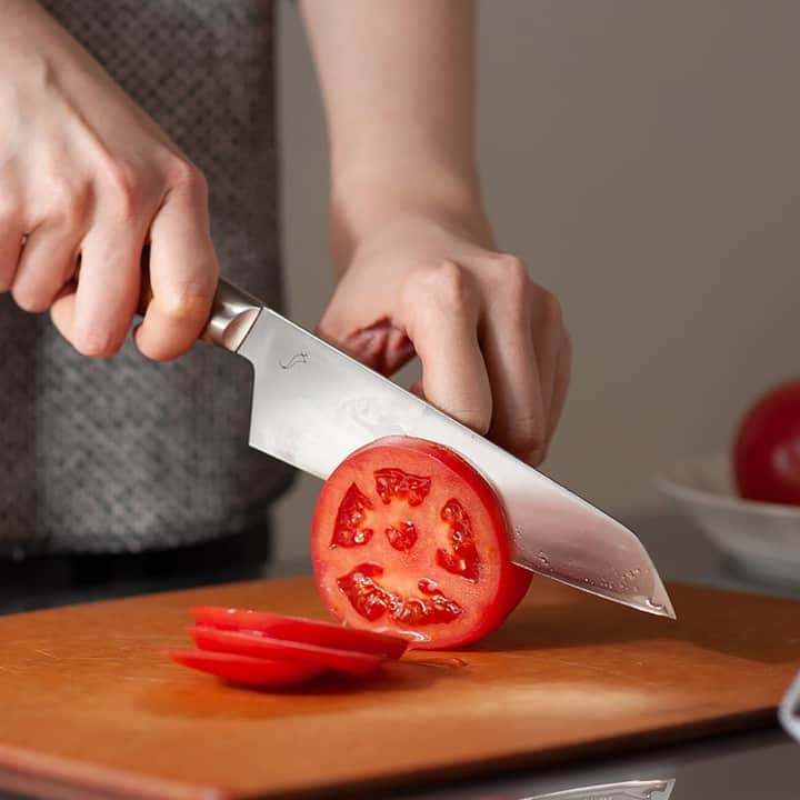 フリーデザインさんのインスタグラム写真 - (フリーデザインInstagram)「. 良い道具を使うと、それだけで料理が楽しくなりますよね。 切れ味が良くて、使いやすい包丁が新登場です！ . 刃物工業で有名な岐阜県関市の老舗メーカー「スミカマ（SUMIKAMA）」がつくる「kasaneシリーズ」は、握りやすい持ち手や研ぎ込まれた刃先によって、力をかけずに食材が切れるように工夫されています。一般的な包丁の約半分の薄さにまで研ぎ込んであるので、食材と刃の摩擦抵抗が少なく、切れ味の良さが持続。熟したトマトも崩れることなくスイスイ切れて、たまねぎが透けるほどの薄切りも難なくこなせます。 . ラインナップは「文化包丁」、「ペティナイフ」、「パン切り包丁」の3種類。 ストレスのない使い心地は、長く使えば使うほどに身に染みてきます。手放したくなくなる、そんな料理の相棒になるはずです。 . . ▼詳細はプロフィールのリンクからご覧いただけます。 → @freedesign_jp . 【取扱店舗】 #フリーデザインオンラインショップ #フリーデザイン吉祥寺店 . #sumikama #スミカマ #kasane #カサネ #包丁 #ナイフ #madeinjapan #日本製 #キッチンツール #暮らしを整える #freedesign #フリーデザイン #吉祥寺 #kichijoji #ライフスタイルショップ #暮らし #暮らしの道具 #暮らしを楽しむ #丁寧な暮らし #丁寧に暮らす #丁寧な生活 #雑貨屋 #インテリアショップ」1月15日 18時06分 - freedesign_jp