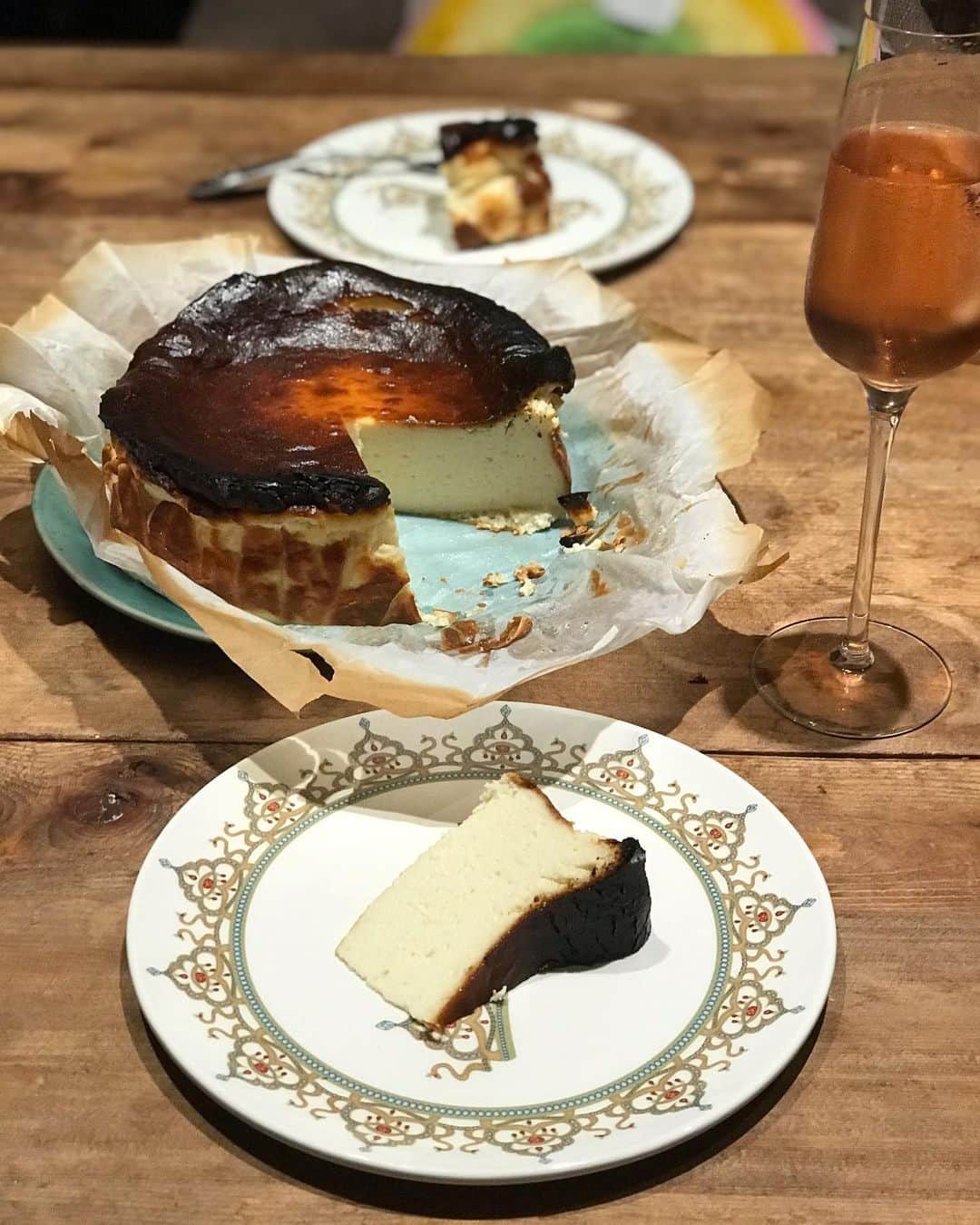 福田淳子さんのインスタグラム写真 - (福田淳子Instagram)「最後のおうちごはんは質素な感じでした。かしわご飯、赤だしのお味噌汁、残ってる野菜炒めたもの。冷蔵庫のクリームチーズと生クリームを自分がいる間に使い切りきりたくて、バスクチーズケーキ。ごはんの残りはお弁当にし、残ったケーキは自分のおやつの分を取って会社に持っていってもらいました。雨がやんだ合間に外のテーブルでティータイム。長いお休みもいよいよおしまいです。  #2019jautumntrip  #日々のごはん #バスクチーズケーキ #tartadequeso」1月15日 18時11分 - junjunfukuda