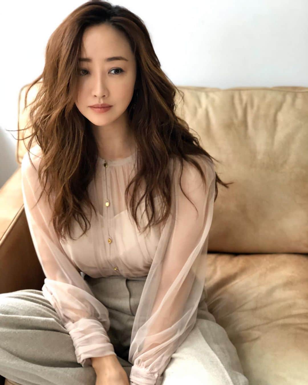 のインスタグラム：「今週も、毎日撮影をしています。 今日は、ちょっと新しい雰囲気に。 髪がいつもとちょっぴり違うんです。 いつもわたしの思いをさらっと取り込んでくださる　@kanatumura さんに感謝。 女っぽいけどハンサム。な雰囲気をテーマに。 メイクは、チークなしのベージュメイク。 まつげは下げてマスカラを塗って、眉はしっかり描いてます。 顔色が悪くなる。 老ける。 といった声も多いベージュメイクだけれど、肌作りに工夫すれば簡単に楽しめます。 @bitekicom ４月号です📕✨ 髪を重くしてるから、巻き髪のボリュームがでてとてもいい感じ。 まとめ髪は大変だけれど🤭 髪は切っていないのに、雰囲気が変わる。巻き髪って楽しいです。 そしてそして、わたしの中の新し風を敏感に感じてくれる　@kogisonofuku ちゃん。 かわいい衣装をありがとう。 トレンドの透けアイテム。キレイだった✨ 仕事始めから、冬に肥えた部分を削ぎ落とし中。 ちょっぴりすっきりしてきたような。。しないような。。気を引き締めます。。」