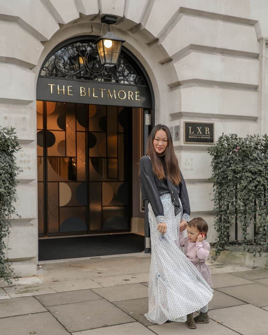Mariko Kuoさんのインスタグラム写真 - (Mariko KuoInstagram)「Last weekend spent in this chic new Mayfair hotspot, The Biltmore Mayfair. It was such a dream waking up in our junior suite to views over Grosvenor Square and the cocktails at their bar were some of the best we've ever had. Ayame loved her breakfast at The Betterment by Jason Atherton too. (comp stay*) @thebiltmoremayfair」1月15日 18時21分 - marikokuo
