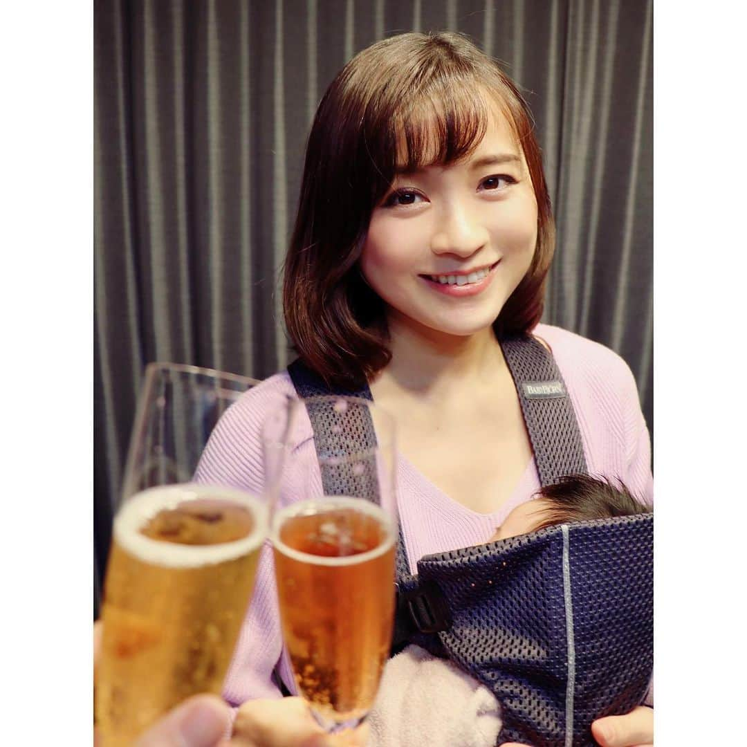 繁田美貴さんのインスタグラム写真 - (繁田美貴Instagram)「*＊ 今日36歳になりました☆ 母になって初めて迎える誕生日。 朝4時の授乳の際、激しめの吐き戻しという サプライズプレゼントを娘から受け取りましたが、 きっとそれもいい思い出(笑) 変化に富んだ1年になること必至です。 二度と戻らないこの時間を 大切に過ごしていきたいと思います。 インスタアップのリズムも内容も これまでとはだいぶ変わってきていますが、 36歳の繁田美貴も どうぞよろしくお願い致します！ #昨夜 #娘の寝ている間に #ノンアルコールシャンパン で #誕生日 #カウントダウン の  #乾杯 を、、と思ったら起き出し、 #座ってあやすことは許されず #立食スタイル になりました #🥂 #5つ前の投稿の写真と似た構図 ながら #状況は大きく変化、でも #どちらも #幸せのカタチ ですかね♪」1月15日 18時47分 - handa_miki