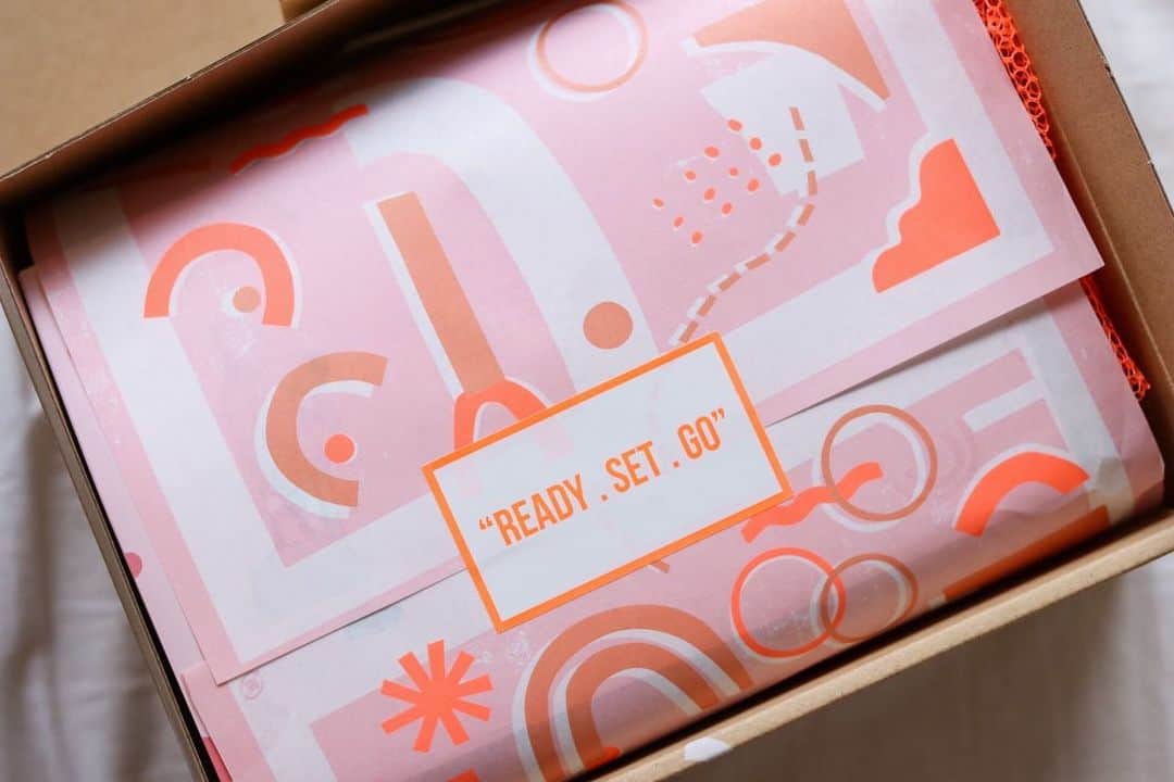nanaさんのインスタグラム写真 - (nanaInstagram)「ㅤ 2020年最初の @my_little_box_japan が届いた🎁✨ ㅤ ㅤ  テーマは「SHAPE YOUR LIFE」 新たな年の始まりでもあり 私にとっては新たな歳の始まりになる1月。 ㅤ ㅤ どんな歳に、どんな1年にしたいかなー✨ ㅤ ㅤ BOXにはオレンジが可愛いスポーツバッグ😍🧡 早速今日、お買い物のエコバッグに使ってきた🛒 ジッパー付きやし、中にポケットもあって それに小さく折り畳めるし めっちゃ使い勝手がいい😆 気に入った✨✨ ㅤ スニーカーバッグも付いてて それもすごく可愛い😍🧡 ㅤ ㅤ 冊子に掲載されてるやつちゃうけど 5段階強度別ゴムバンドは持ってるから エクササイズやってみよう💪 →最後のpicのバンドは🐼の私物 ㅤ ㅤ ㅤ ㅤ #mylittlebox #マイリトルボックス #1月 #エクササイズ #サブバッグ #スポーツバッグ #シューズバッグ #シャンプー #トリートメント #美容マニア #コスメ #cosmetics #コスメ好きさんと繋がりたい #instabeauties #美容好きさんと繋がりたい #beaustagrammer #美的 #美st  #biteki #アットコスメ #maquia #instabeauty #カメラ好きな人と繋がりたい #写真を撮るのが好きな人と繋がりたい #메이크 #메이크업 #몸스타그램  #ファインダー越しの私の世界 #nanaコスメ  ㅤ ㅤ」1月15日 18時48分 - nanapanda517