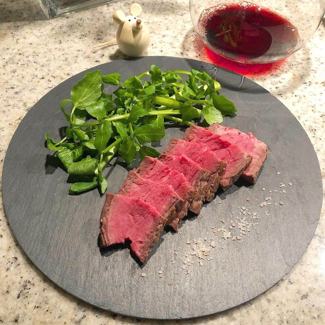 榊山敬代のインスタグラム：「🥩🍷… ・ ・ 三連休な週末にて年初めの ローストビーフ制作の記録  薄くスライスしたいけど なかなか綺麗に切れずに  画像はカタマリ最後の部分にて ぶつ切り気味だけども記念撮影  今年は何回ローストビーフの 制作に挑戦できるか楽しみに 画像を記録してゆきたい目標  毎回作り方を変えてるのだけれど 今のところまだまだ研究不足にて  もも肉さんのきもちが わかるようになりたい ・ ・ 👂🩺🥩… ・ ・ ちなみにお肉の種類で 調べてみましたところ  国産よりも輸入牛の方が カロリーが低いのは発見  栄養成分も輸入牛の方が 興味深いナということで  お肉の背景も色々 検索してゆきたい ・ ・ 🥩📕… ・ ・ さて雨模様な水曜日の午前は 時間かかるかもしれないけど  完成させたいアイテムについて すこしの打ち合わせと確認の巻  みなさまのアイデアで カタチにできたらなと 雨上がりのかえりみち ・ ・ 🌞🌂… ・ ・ ・  #令和二年 #子年  #夕食 #夜食 #dinner #おうちごはん  #おつまみ #スタミナ回復 #food #お肉大好き  #meat  #お肉 #牛肉 #beef #ローストビーフ #roastbeef #vegetable #cresson #healthy #wine #rosso #栄養補給 #artist #kitchen #cooking #日本画家 の #お料理こんなもん」