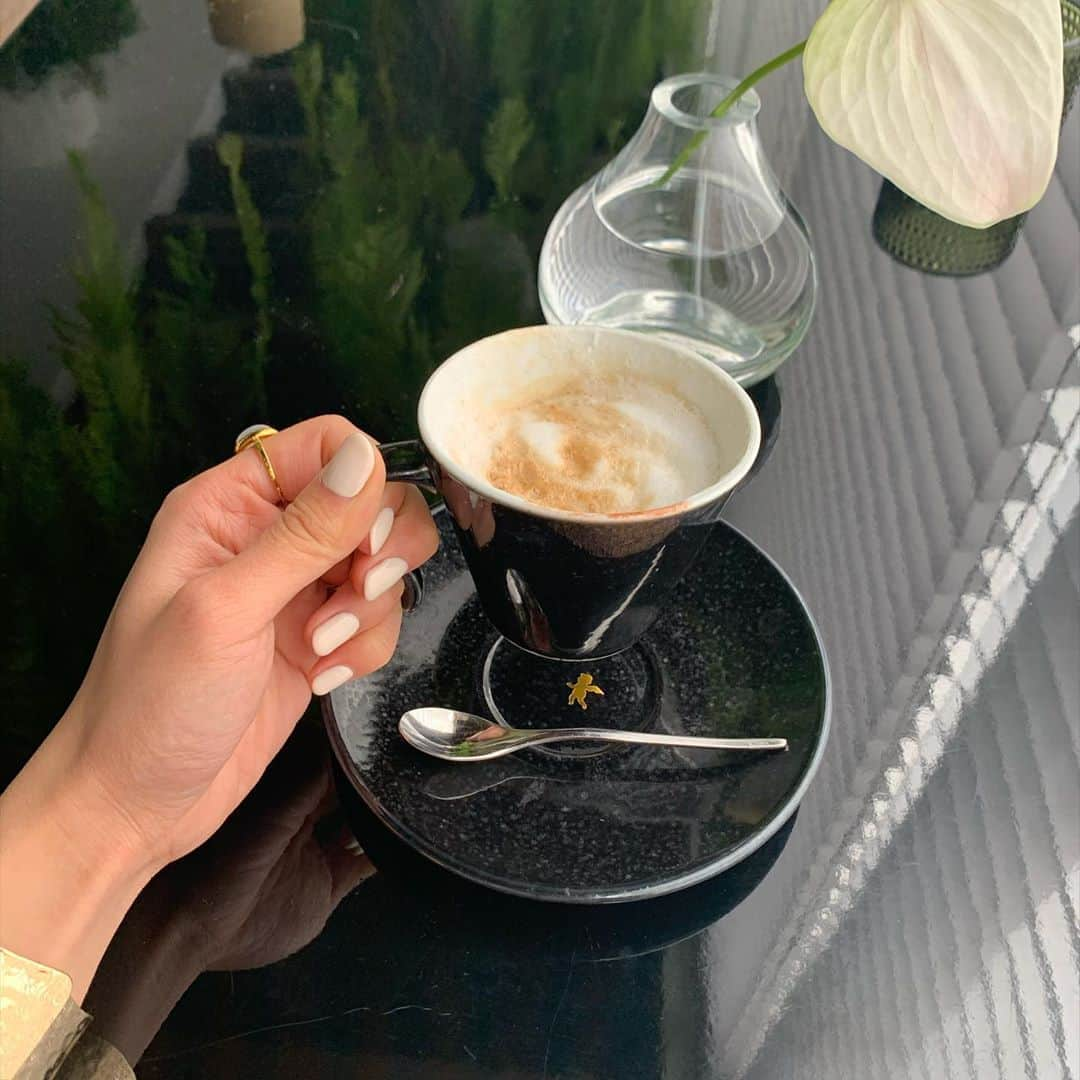 楫真梨子さんのインスタグラム写真 - (楫真梨子Instagram)「撮影で使ったカプチーノ☕️ カップの下に注目🤭」1月15日 18時49分 - kajimari1226