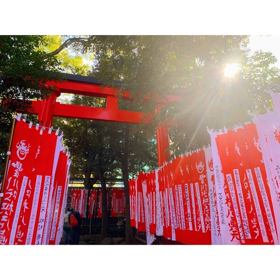 一双麻希 さんのインスタグラム写真 - (一双麻希 Instagram)「毎年決まってこちらへお参り。 芸能の神様、豊川稲荷に。⛩ 昨年のお礼も含め、ご挨拶。 毎年見事に、清々しい快晴のお天気なんです😊☀︎ ・ そして昨日は事務所の新年会でした☻ 常にお芝居で戦い続けてきている諸先輩方の言葉は 毎回感化され、励みになり、たくさんのヒントを貰います。 そんな年に一度のこの機会がとても貴重でありがたい。 あったかい事務所です。✨ 早く追いつけるように頑張ろう。😕と思うのです。 ＊ #初詣 #豊川稲荷 #新年会 #藤賀事務所  #神社記録 #神社巡り #御朱印巡り #パワースポット #旅好き #旅好き女子  #dayoff #shrine #japanphotography #japanview」1月15日 18時50分 - isso_maki315