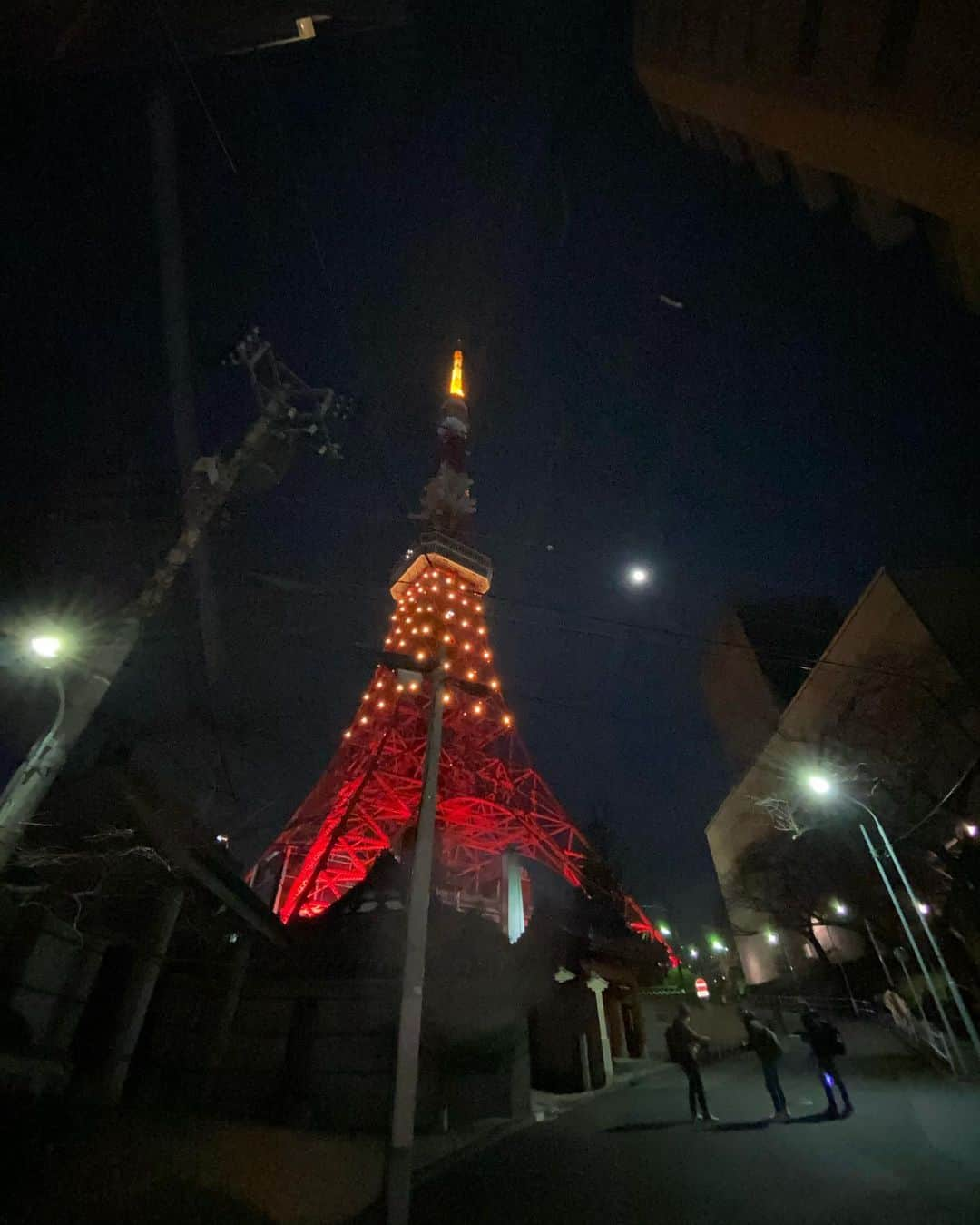 黒澤まさ美さんのインスタグラム写真 - (黒澤まさ美Instagram)「. いつも夜景モードで撮影していたので、たまには#広角レンズ バージョン🗼 この日の#ライトアップ は#満月ダイヤモンドヴェール といって、#満月 が見やすいようにタワー上部が消灯しています🌝ミステリアスで不思議な雰囲気...🧞‍♀️ .  #tokyotower  #tokyotower🗼  #illumination #tower #tokyo  #japan #view #night #fullmoon  #東京タワー  #イルミネーション #夜景  #🗼 #illuminati」1月15日 19時00分 - masami_kurosawa