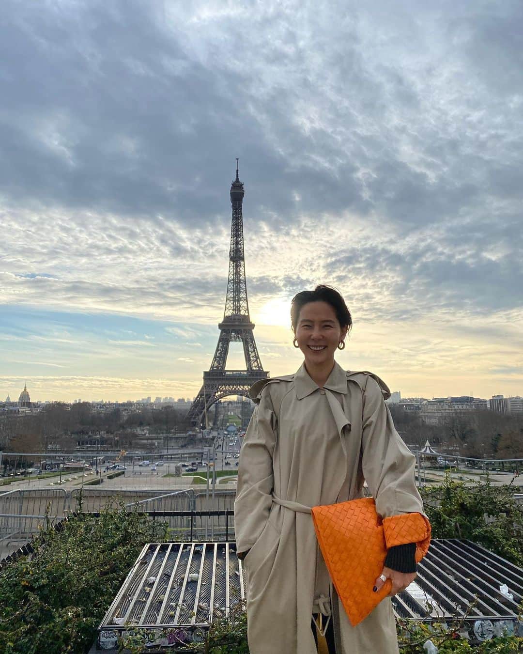 キム・ナヨンさんのインスタグラム写真 - (キム・ナヨンInstagram)「이번 출장은 일정이 여유로워서 파리에서 처음으로 에어비앤비로 지내기로 했는데 숙소에서 에펠탑이 무려 도보 3분 ✨」1月15日 18時59分 - nayoungkeem