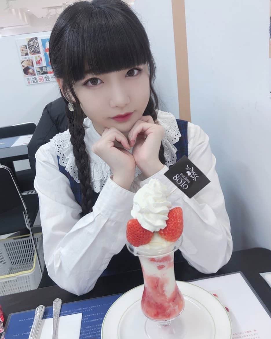 しらいちゃんのインスタグラム：「#パフェには終わりが来る #いちごの日」
