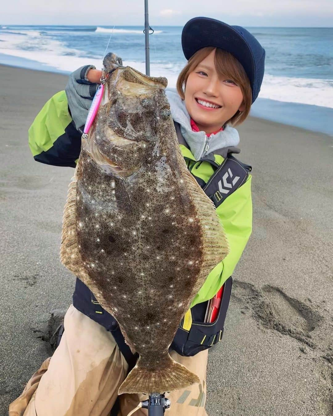 秋丸美帆さんのインスタグラム写真 - (秋丸美帆Instagram)「サーフで初のヒラメサイズ✨詳しくはもうすぐ発売のルアマガソルトで...😊 . #fishing #miyazaki #lure #jigging #lurefishing #flatfish #釣り #ヒラメ #ルアーフィッシング #ルアー #ジグ #tgベイト #ルアマガソルト #サーフ #海」1月15日 18時55分 - mippy34