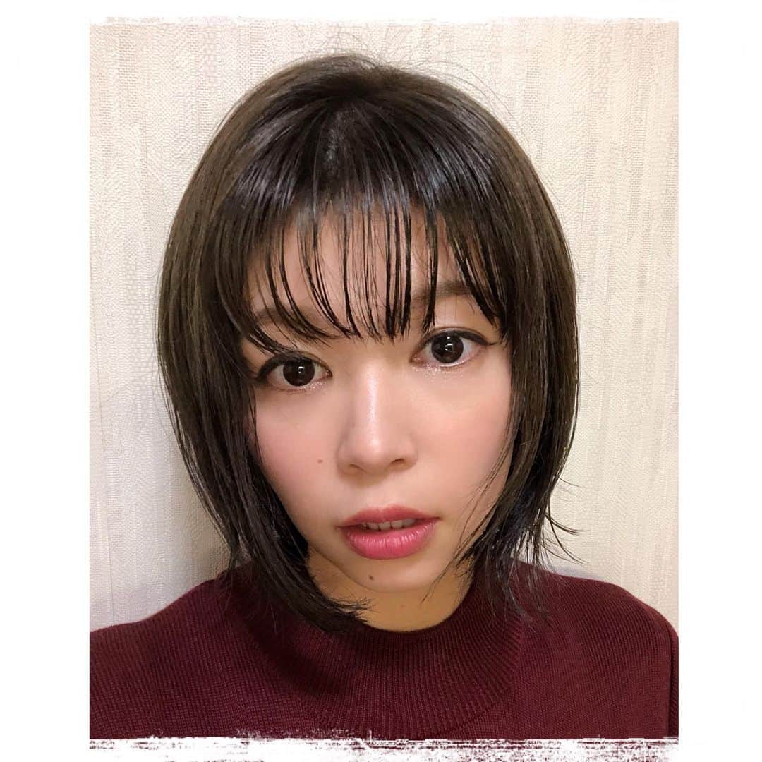 のインスタグラム：「髪色黒にしたー🎶  I dyed my hair black.  #blackhair #黒髪 #ヘアカラー #ネイビーカラー #haircolor #イメチェン」