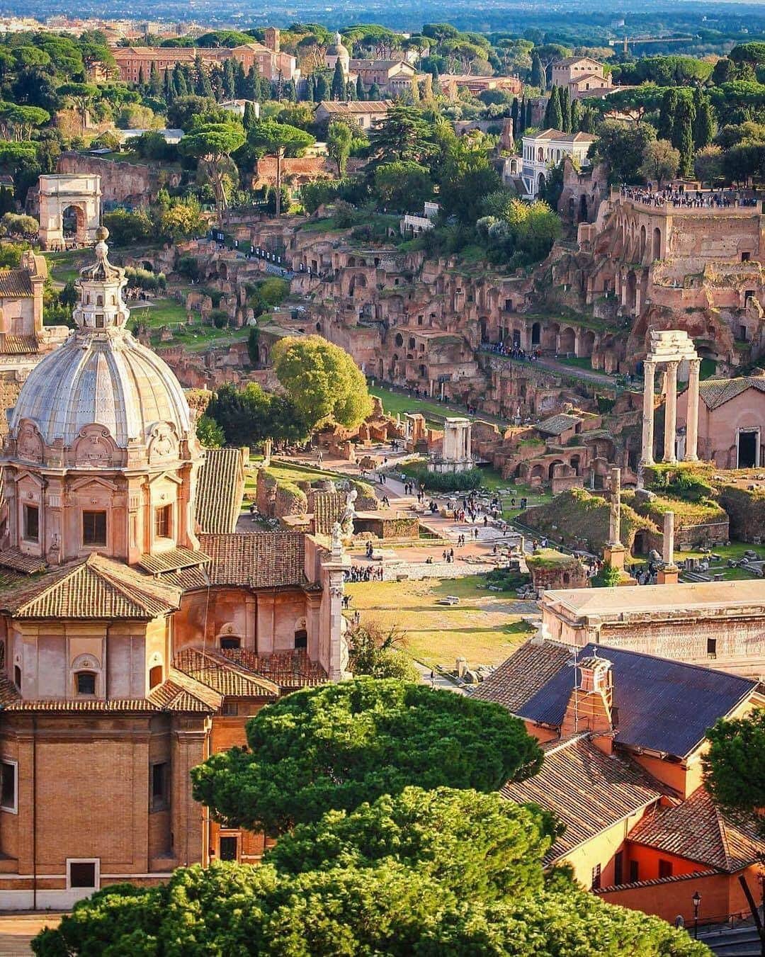 キャセイパシフィック航空さんのインスタグラム写真 - (キャセイパシフィック航空Instagram)「Is Rome on your travel list for the coming year? Ruins scattered across the city nod to a rich heritage that continues to inspire visitors to explore the Italian capital. Tag someone you’d want to go with.⠀ ⠀ 新年總要有新願望。滿載文明古蹟的 #意大利 首都 #羅馬，會否成為你2020年的旅遊目的地？快快留言，標籤你最想於新一年結伴出遊的摰愛好友吧！⠀ ⠀ Credit: @andiamoconnoi_」1月15日 19時01分 - cathaypacific