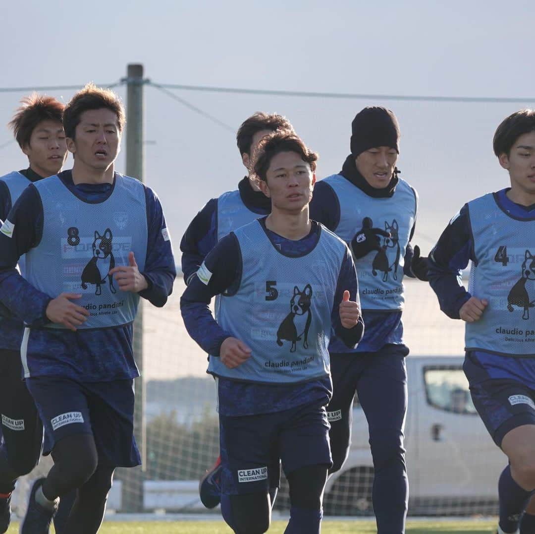 横浜FCさんのインスタグラム写真 - (横浜FCInstagram)「- 2020.1.15 和歌山キャンプ1日目。 いよいよ横浜FCの新シーズンがスタート。初日からいい表情を見せてくれました！ - #YOKOHAMAFC #横浜FC #HAMABLUE #HAMAPRIDE #jleague #和歌山 #上富田 #上富田スポーツセンター」1月15日 19時05分 - yokohamafc_official