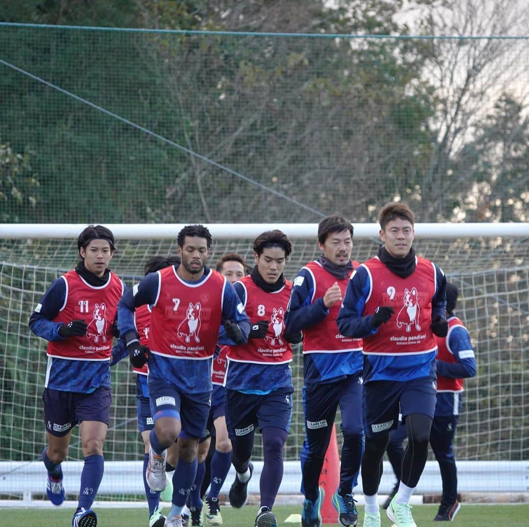 横浜FCさんのインスタグラム写真 - (横浜FCInstagram)「- 2020.1.15 和歌山キャンプ1日目。 いよいよ横浜FCの新シーズンがスタート。初日からいい表情を見せてくれました！ - #YOKOHAMAFC #横浜FC #HAMABLUE #HAMAPRIDE #jleague #和歌山 #上富田 #上富田スポーツセンター」1月15日 19時05分 - yokohamafc_official