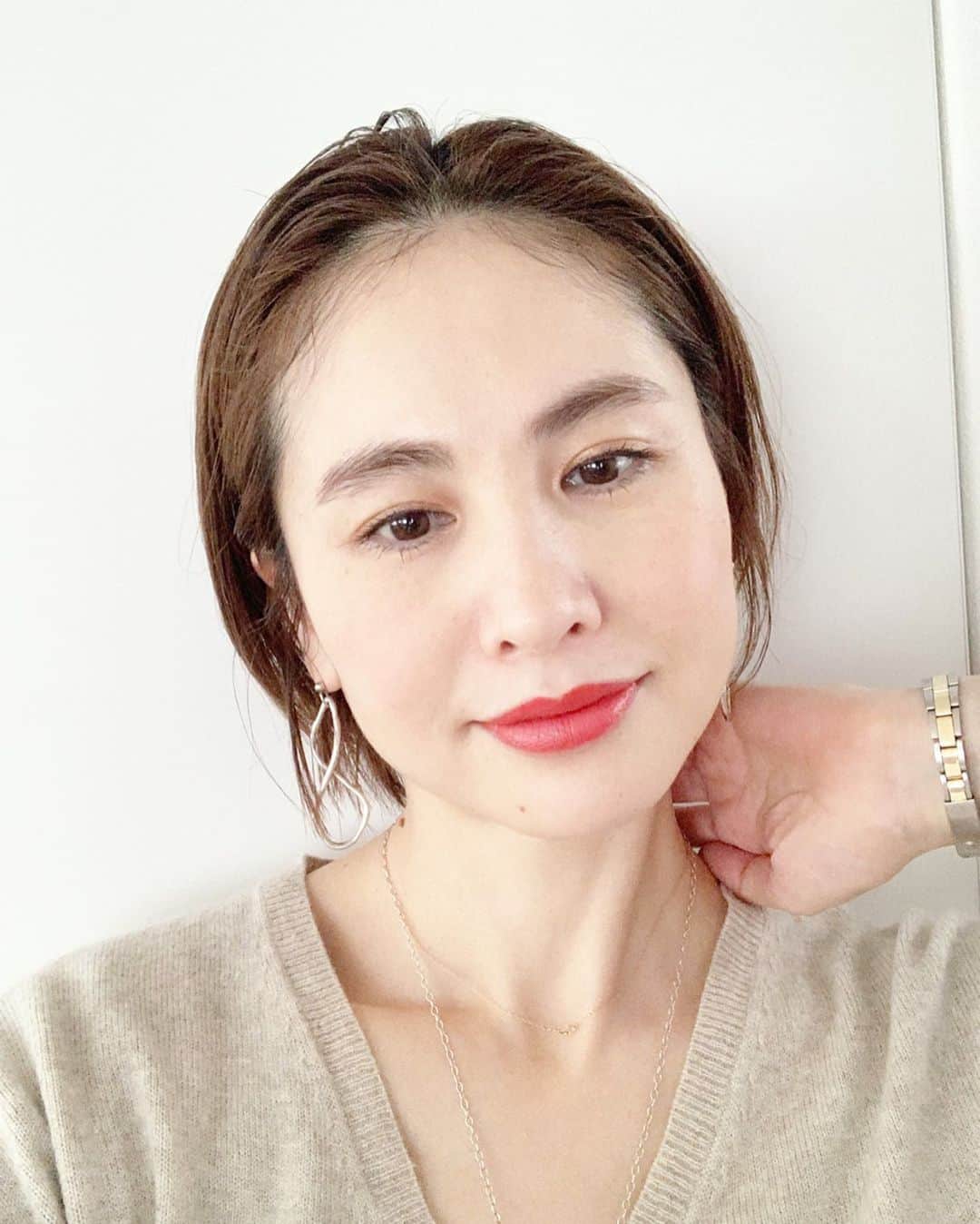 二ノ宮和佳子のインスタグラム：「Spring Makeup♡  オレンジレッドは、私の定番カラー このリップは特に発色がよくベーシックな服にも映えるし、カラー物にも馴染む万能💄 そして、ココ最近、チークはしてなかったけど、すこーし足すと女っぽさと立体感が出るので春はチークが欠かせない気分です まだまだ寒いけど、春物の新作と合わせてメイクも楽しみましょ  #lauramercier #lipstick #cheek #pr」