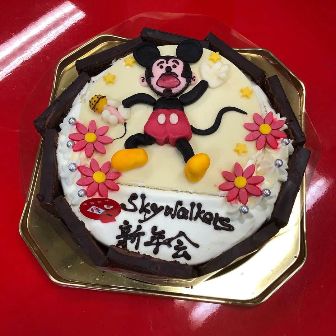 RYO the SKYWALKERのインスタグラム：「SKYWALKERS新年会でMATACKさんからケーキ頂きました。いつもありがとうございます😊 #ryothe #SKYWALKERS」