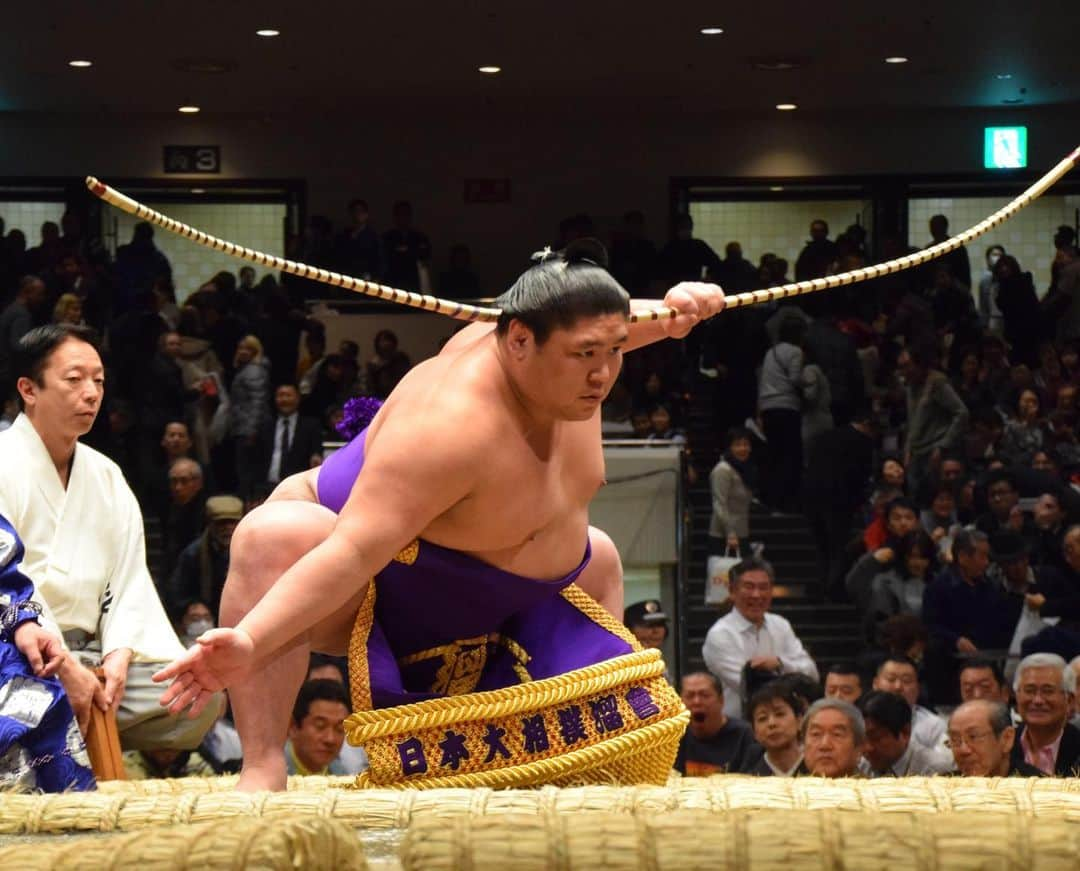 日本相撲協会さんのインスタグラム写真 - (日本相撲協会Instagram)「結びの一番のあと、将豊竜による弓取式。 @sumokyokai  #大相撲 #sumo #相撲  #初場所 #力士 #お相撲さん #国技館 #一月場所 #弓取式」1月15日 19時11分 - sumokyokai