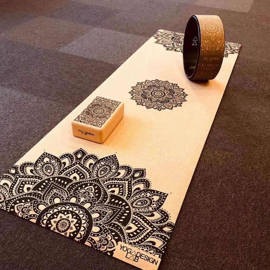 ヨガデザインラボ Yoga Design Labさんのインスタグラム写真 - (ヨガデザインラボ Yoga Design LabInstagram)「天然コルク3セット🌴コルクマット3.5mm、コルクブロック、ヨガホイール。コルクは抗菌作用があるのでお手入れが簡単。Amazonで販売中 ♪ . . . 📷 @yoga_studio_viana . . . . #yoga #yogamat #cork #yogaprops #yogadesignlabjapan #ヨガ #ヨガマット #ヨガデザインラボ #ヨガブロック #ヨガホイール #ヨガプロップス #ヨガスタジオ #ヨガインストラクター #コルク」1月15日 19時13分 - yogadesignlabjapan