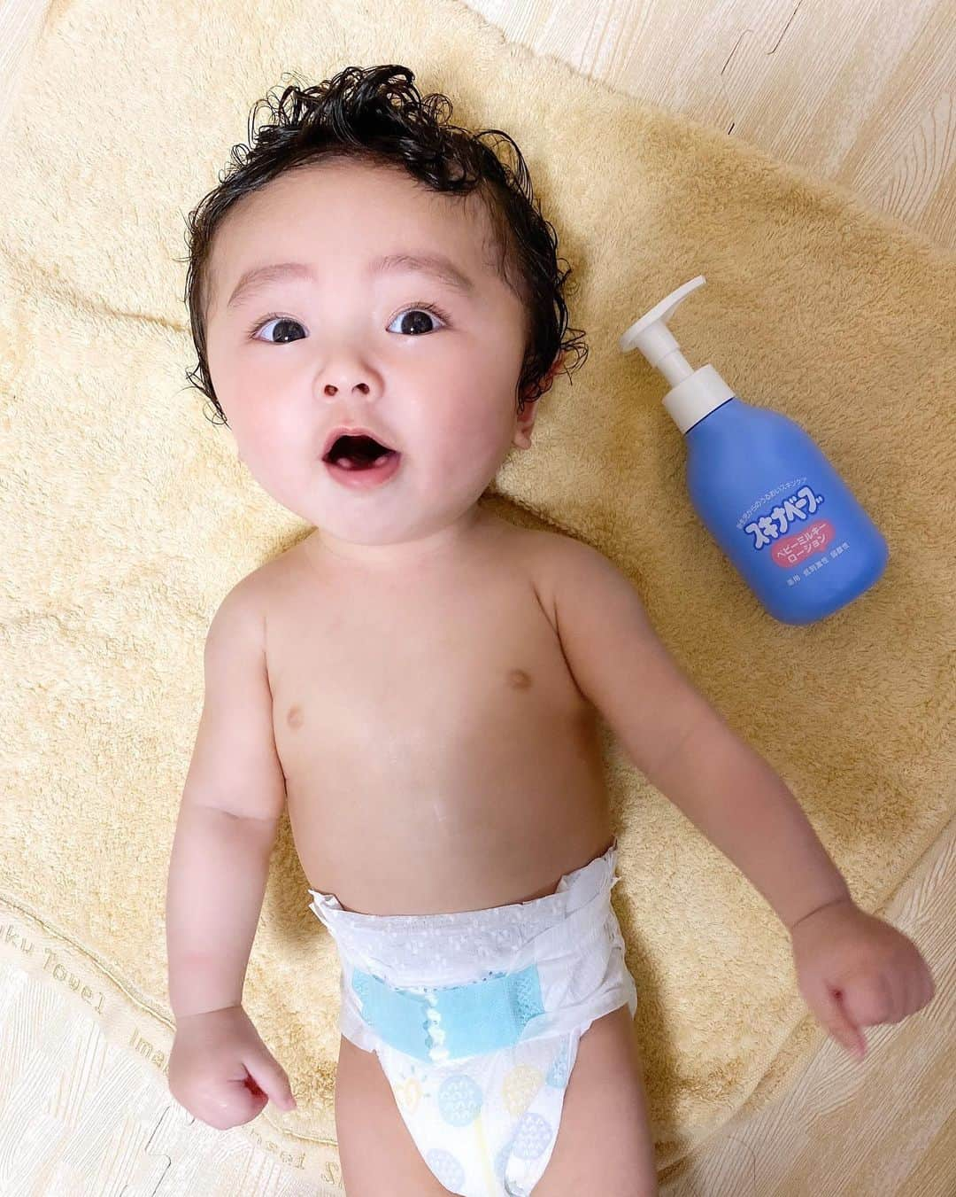 Ayaさんのインスタグラム写真 - (AyaInstagram)「お風呂大好きな息子👶🛁 保湿には#スキナベーブベビーミルキーローション  を愛用しています😊🧡 . . 肌なじみがよくて、ベタつかないのがいいところ😇 乾燥してる所はたっぷり保湿してあげて お肌ぷるぷるに！！😍 赤ちゃんのお肌って本当に羨ましい👶💕 #スキナベーブ #スキナベーブベビーミルキーローション  #ベビースキンケア #赤ちゃんのいる生活 #pr @tamahiyoinsta」1月15日 19時19分 - aya__fit