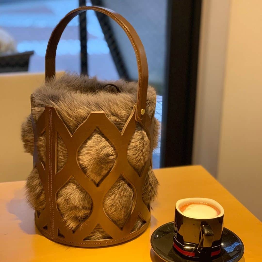 亀恭子のインスタグラム：「hotchocolate と chocolate colorのbag❤︎ . . . brown な冬。 . . today's… #bag #ludlow #drink #hotchocolate #brown  #afternoon #winter #january」