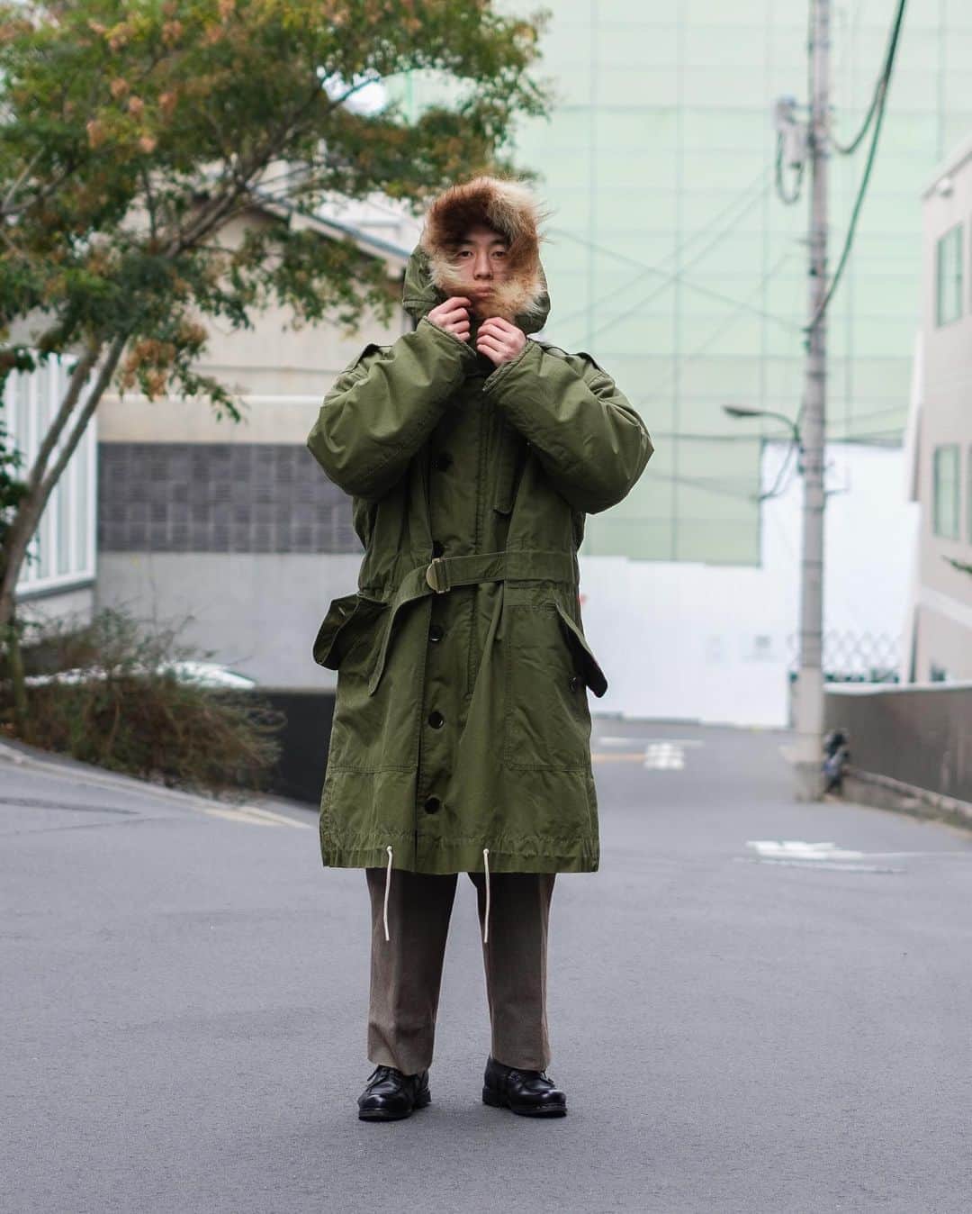 yukiのインスタグラム：「ㅤㅤㅤㅤㅤㅤㅤㅤㅤㅤㅤㅤㅤ 今週土曜日18日のSESSIONは またちょっと今まで違ったイベントに。 @patterners_life の森部さんが収集したvintageのミリタリーウェアをごっそり展示します。 試着できます。買えないですけども。 ただ、めちゃめちゃ楽しいです。 試着するだけだけど、 カッコいい服を着るのは楽しいじゃないですか。 ㅤㅤㅤㅤㅤㅤㅤㅤㅤㅤㅤㅤㅤㅤㅤㅤㅤㅤㅤㅤㅤㅤㅤㅤㅤㅤ この写真で着ているのは ROYAL AIR FORCE COLD WEATHER PARKA」