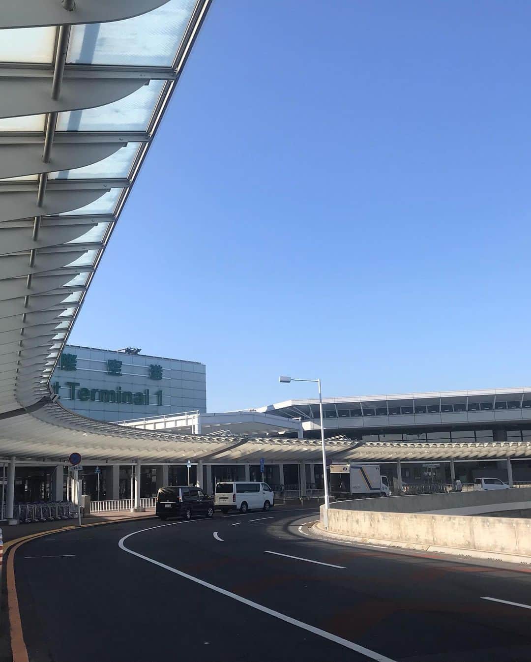 福田淳子さんのインスタグラム写真 - (福田淳子Instagram)「最後の日のカリフォリニアの空はとてもきれいで、日本に帰ってきて、空港の外に出た最初に見たものは雲ひとつない青空でした。まるで「おかえり」と言われているようでうれしい気持ちになりました。  この旅の最中に読んだ早瀬耕『未必のマクベス』はこんな文章からはじまります。 「旅って何だろう？と考える。「自分の居場所から離れて、滞在あるいは移動中であること」と、杓子定規（しゃくしじょうぎ）に考えてみる。そう仮定すれば、旅を続けることは難しい。どんな場所だって、たとえそれが、飛行機の窮屈な座席だとしても、そこで長い時間を過ごしてしまえば、やがて自分の居場所になってしまうだろう。自分を取り囲む環境に対して、「ここは自分のいるべき場所ではない」と意地を張り続けることは、並大抵の意思の力ではできないと思う。だから、多くの場合、旅はどこかで終わりを迎える。」 旅はきっと、終わりがあるからすてきなんだろうな。毎日テーブルに座ってコーヒー飲みながら外を眺めていたことや、青いお部屋や、外でずっと本を読んでいたことや、ごはんの後にソファでアイス食べながらテレビ見るとか、どうでもいいようなことがなつかしく思い出されます。そういうなんでもないような時間が、いろんなイベントと同じくらいに本当に幸せでした。思い出は永遠の宝物。  そして、ちゃんと数年ぶりに旅をまとめきって、ものすごい充実感。 だいぶ個人的なメモにお付き合いくださってありがとうございました。  #2019jautumntrip  #すでに帰国して1ヶ月 #次からリアルタイムに戻ります #未必のマクベス  #旅先で読むのにぴったり」1月15日 19時20分 - junjunfukuda