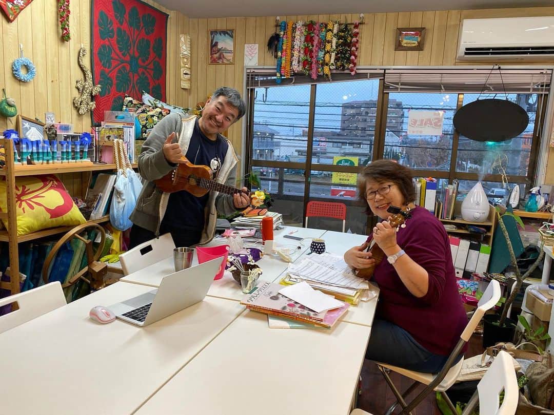 古本新乃輔さんのインスタグラム写真 - (古本新乃輔Instagram)「Al(^O^)ha！ #PUALILI #しんのす店長 です。  令和２年になりましても、 相変わらずのポロロン♪でして。  夏にはまた、 #ウクレレピクニック に出る気マンマンの方々もいらっしゃり、  年明け早々、 去年を超える課題曲を考えなきゃならん勢いなのです。  今年も 盛り上がって参りましょー！  Mahalo(^_^)v  #古本新乃輔 #PUALILIウクレレ同好会 #勝田台 #八千代市 #千葉県 #ウクレレ教室」1月15日 19時20分 - shinnosukefurumoto