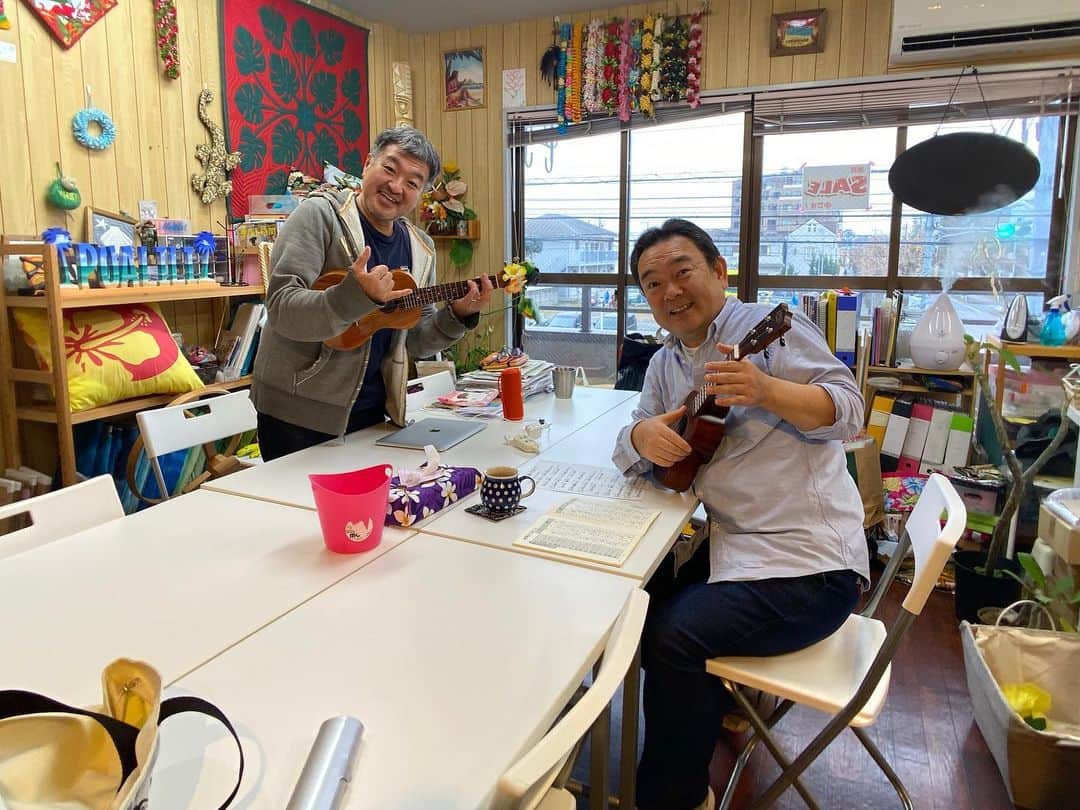 古本新乃輔さんのインスタグラム写真 - (古本新乃輔Instagram)「Al(^O^)ha！ #PUALILI #しんのす店長 です。  令和２年になりましても、 相変わらずのポロロン♪でして。  夏にはまた、 #ウクレレピクニック に出る気マンマンの方々もいらっしゃり、  年明け早々、 去年を超える課題曲を考えなきゃならん勢いなのです。  今年も 盛り上がって参りましょー！  Mahalo(^_^)v  #古本新乃輔 #PUALILIウクレレ同好会 #勝田台 #八千代市 #千葉県 #ウクレレ教室」1月15日 19時20分 - shinnosukefurumoto