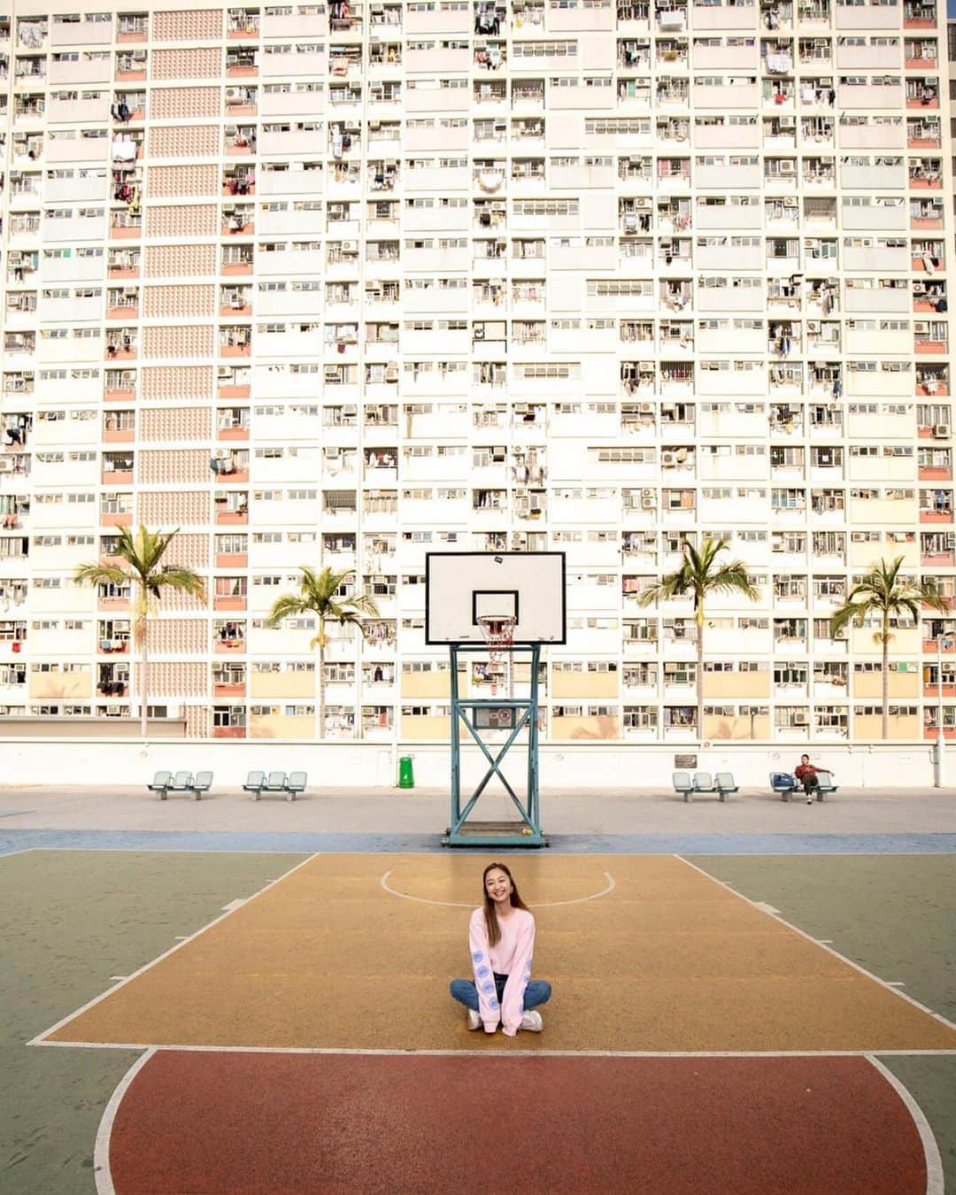 近藤あやさんのインスタグラム写真 - (近藤あやInstagram)「⠀ 📍虹色団地🌈⛹️‍♀️ ⠀ 香港は写真映えスポットが たくさんっ！！ ⠀ トランスフォーマーにでてきた 超密集型㍇は有名だけど、 この虹色団地もじわじわ 人気スポット👶💖🌈 ⠀ 外から見るとわからないけど 中庭がすごくかわいい！！ ⠀ そんな場所がまだまだたくさん あります🙋🏼‍♀️🇭🇰✨ ⠀ #フォト旅 #高松空港 #香港エクスプレス #香港弾丸旅行 #高松から旅する香港 #あや旅20 #香港 #hongkong」1月15日 19時35分 - doraemontoaya