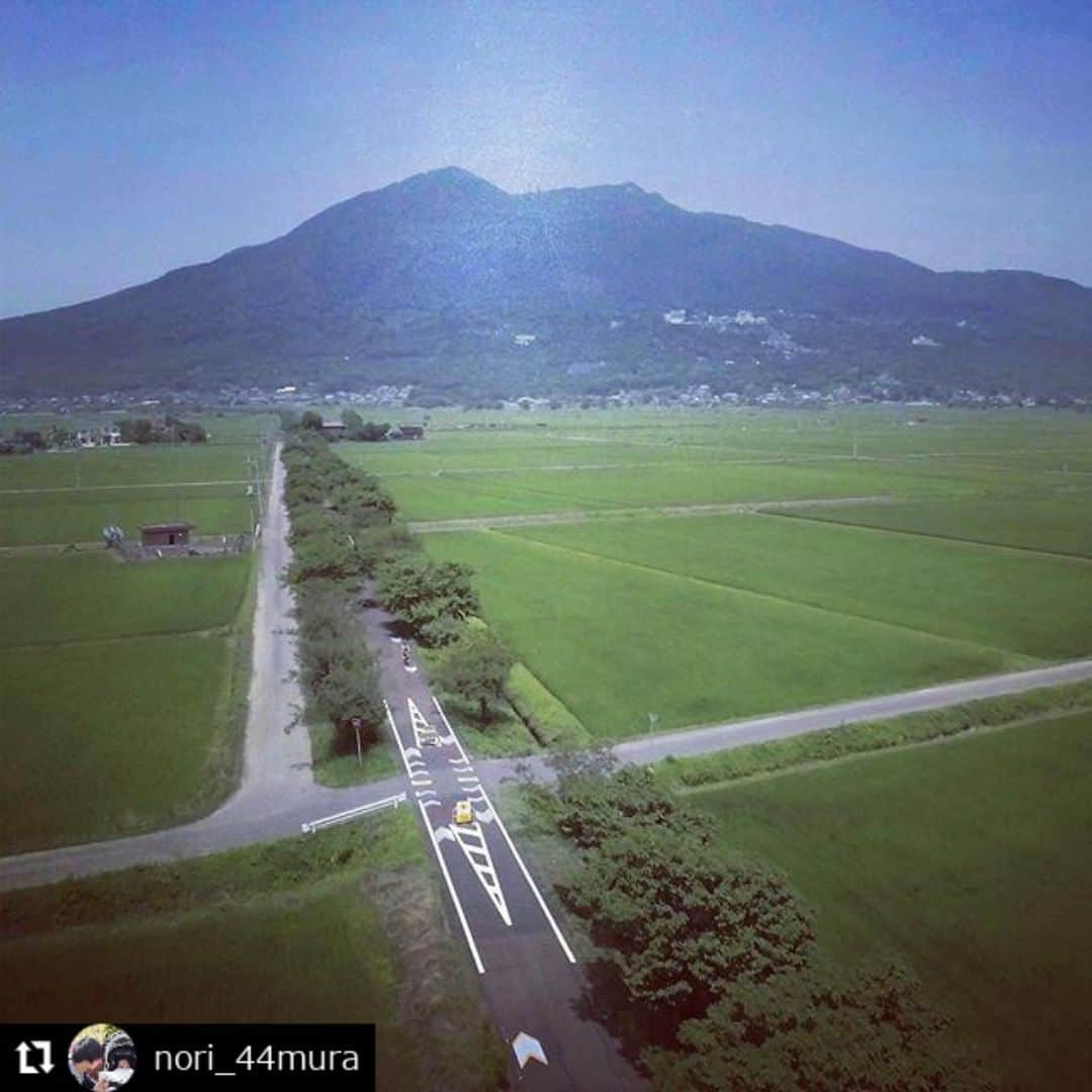 zekkei_ibarakiさんのインスタグラム写真 - (zekkei_ibarakiInstagram)「エントリーNo.191040 ━･･━･･━･･━･･━･･━･･━ #Repost @nori_44mura ━･･━･･━･･━･･━･･━･･━ 朝夕に山際が照らされる姿から紫峰（しほう）とも称される茨城県のシンボルとも言える山、筑波山⛰ かつて筑波鉄道が通っていた廃線敷を活用して、今では全長180kmのつくば霞ヶ浦りんりんロードという自転車道として活用されています🚲 このほど、日本を代表するサイクリングコースとしてナショナルサイクルルートにも指定されました🇯🇵 筑波山を眺めながらのサイクリングも良いですが、景色を楽しむならやはり一度は実際に登ってみることをオススメします！ 体力に自信がない方でも、電動アシスト付きスポーツバイク、ｅバイクであれば急な坂道もスイスイ登れますのでぜひ一度試してみては？ #茨城　#筑波山　#つくば市　#土浦市　#桜川市　#石岡市　#つくば霞ヶ浦りんりんロード　#サイクリング　#ヒルクライム　#筑波山神社　#絶景　#zekkeiいばらき2019 #ナショナルサイクルルート　#cycling #mttsukuba #ringringrord #hillclimb #shrine #ibaraki #autumn leaves #bluesky #photo #viewspot #Japan #beautiful #cycling #nationalcycleroute」1月15日 19時27分 - zekkei_ibaraki