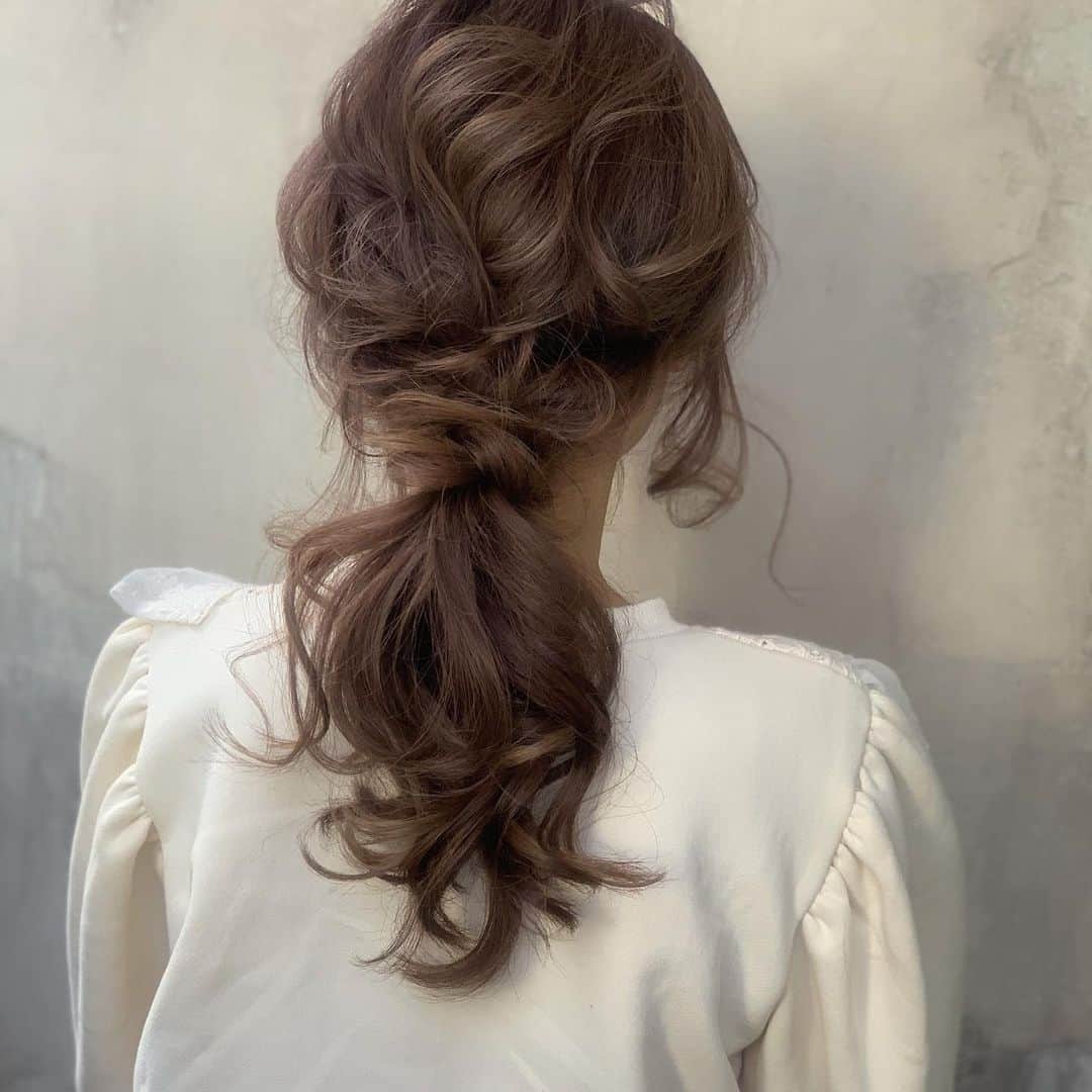 ヒロタテツヤさんのインスタグラム写真 ヒロタテツヤinstagram シンプルなポニーテール ベージュカラー 透明感やツヤ感のある カラーならお任せください ヘアアレンジ ヘアスタイル ヘアメイク ヘアセット 波ウェーブ ヘアアレンジ解説